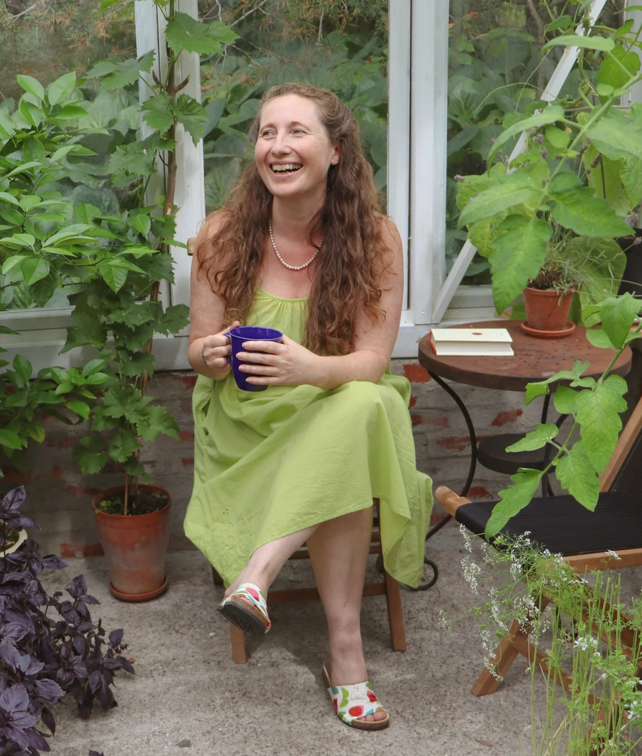 forfatter og yogalærer solveig søderholm drikker te i drivhuset og finner balanse