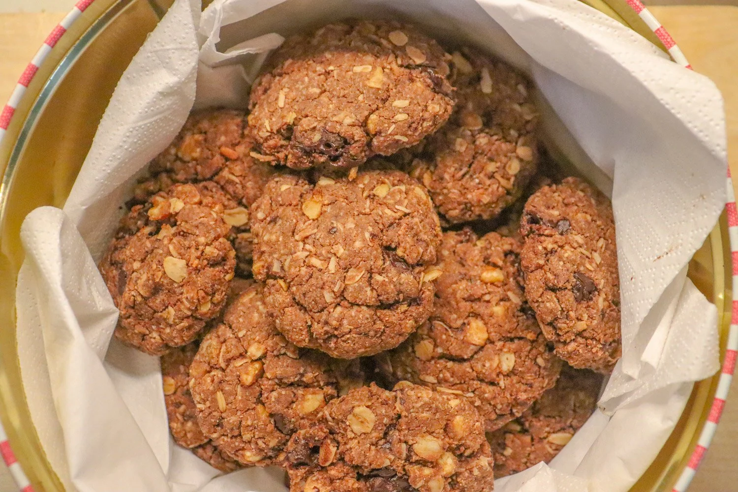 Sjokoladekjeks uten hvete laget med mandelmel og rismel, med sjokoladebiter og hakkede nøtter