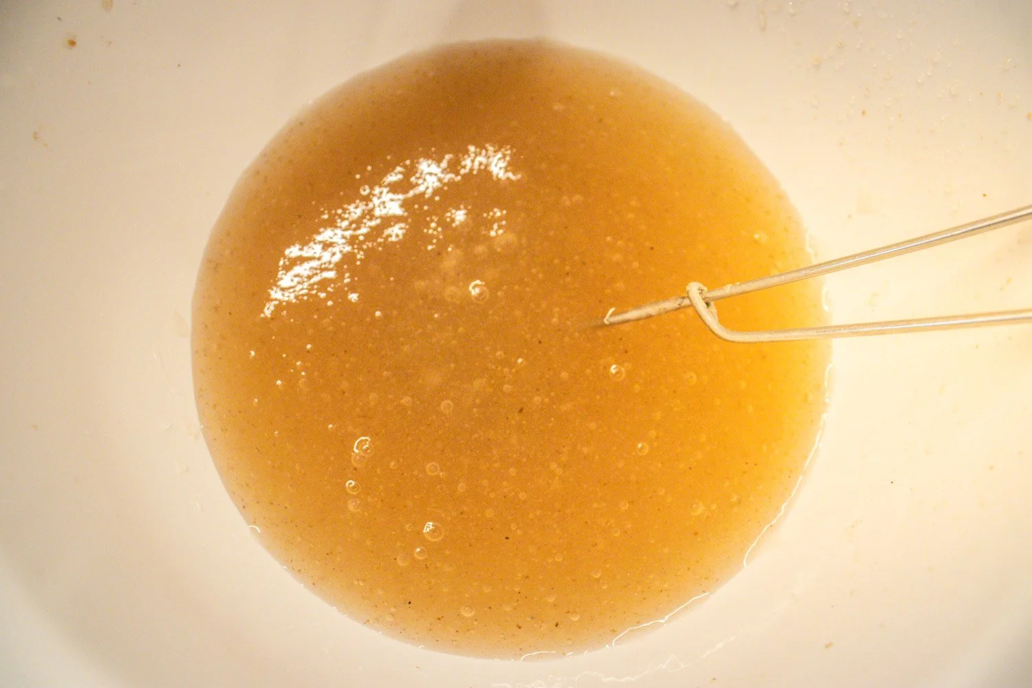 Fiberhusk vispes inn i lunkent vann i en bolle til en tykk og geleaktig blanding