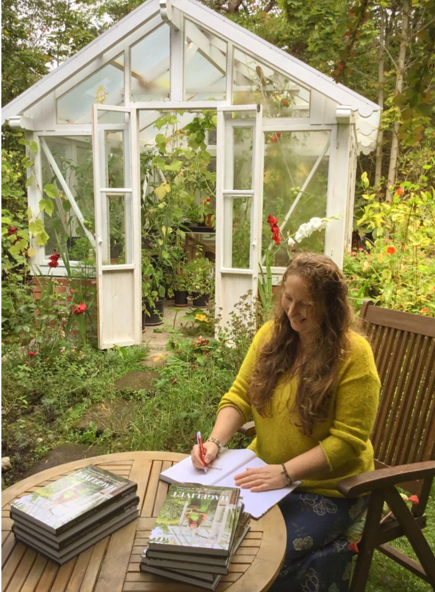 forfatter Solveig Søderholm signerer boken Hagelivet ute i hagen