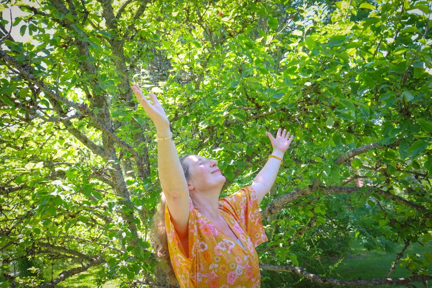 Yoga i hagen ute i frisk luft blant grønne planter gir ro og nærvær i kroppen.