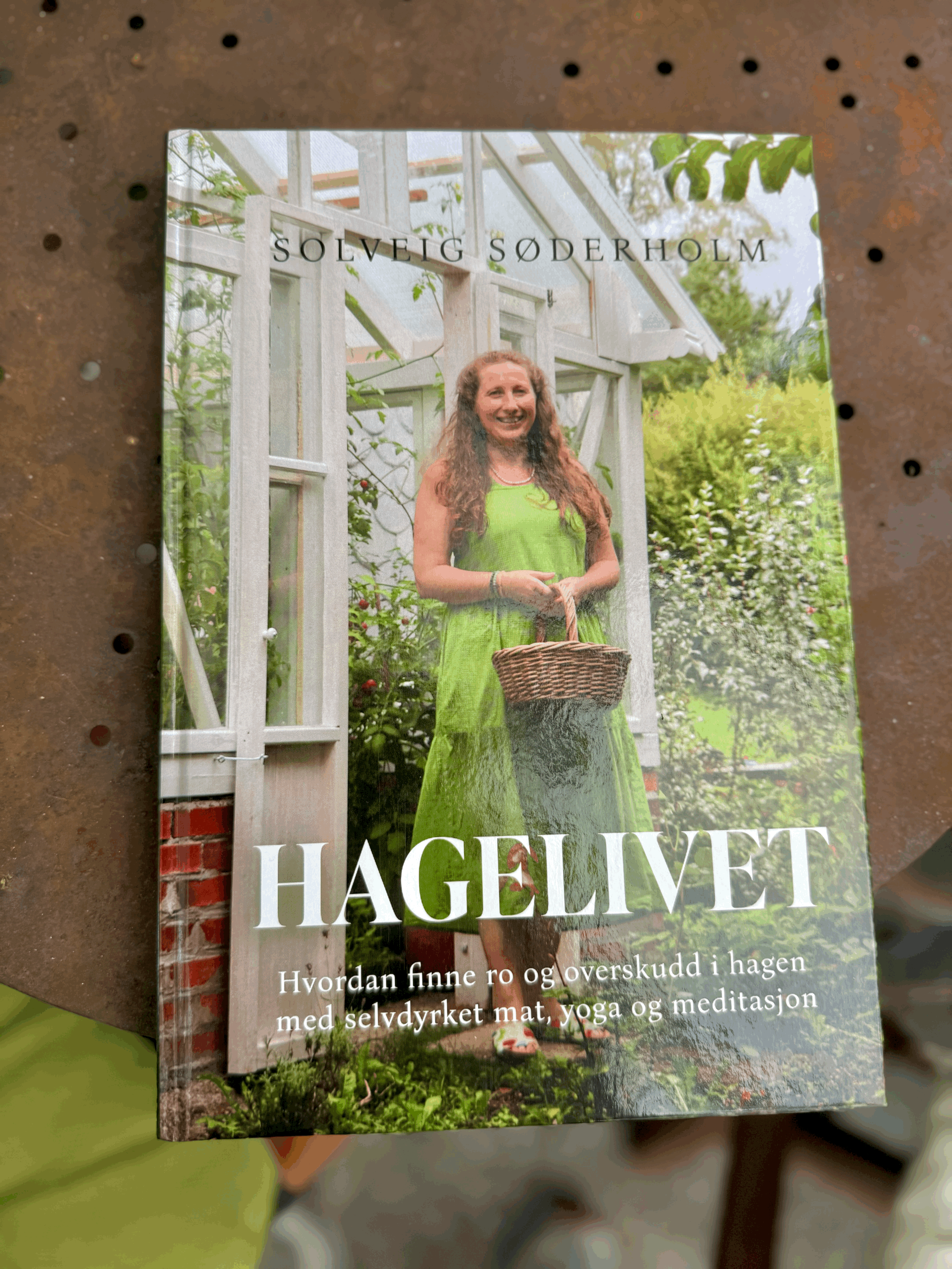 Forfatter Solveig Søderholm sin bok Hagelivet i hagen.