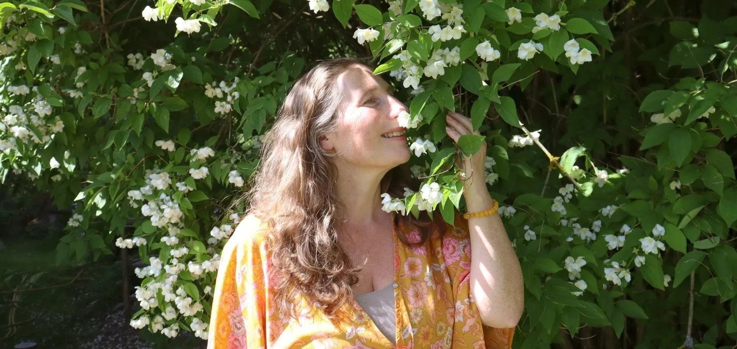 kvinne lukter på skjærsmin for mental helse og indre balanse