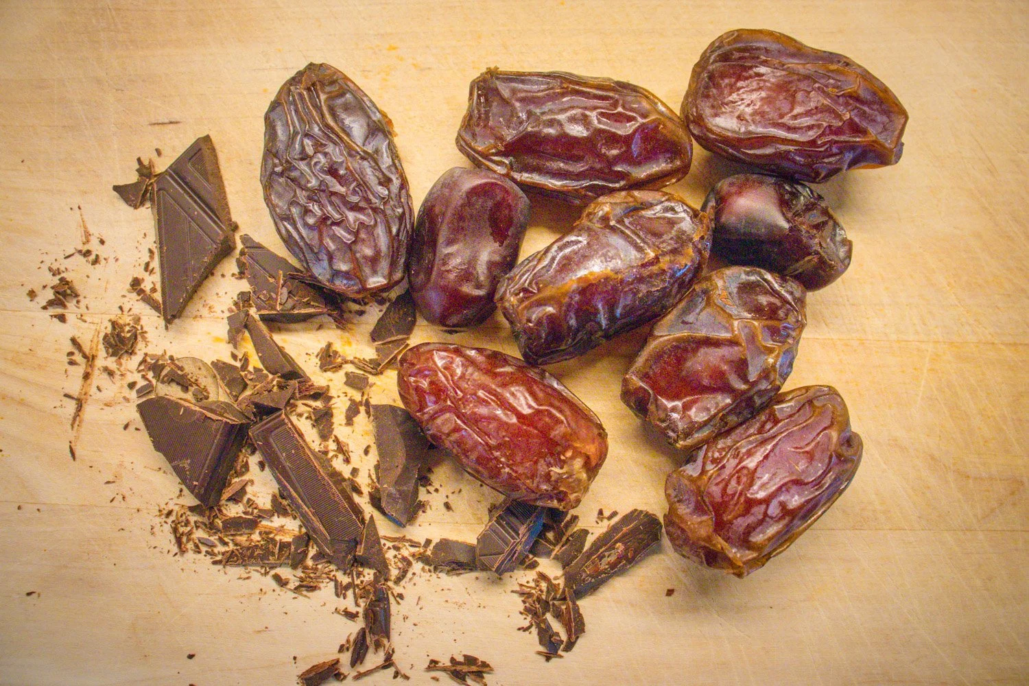 Dadler og sjokolade gir kaken en dyp og fyldig smak.