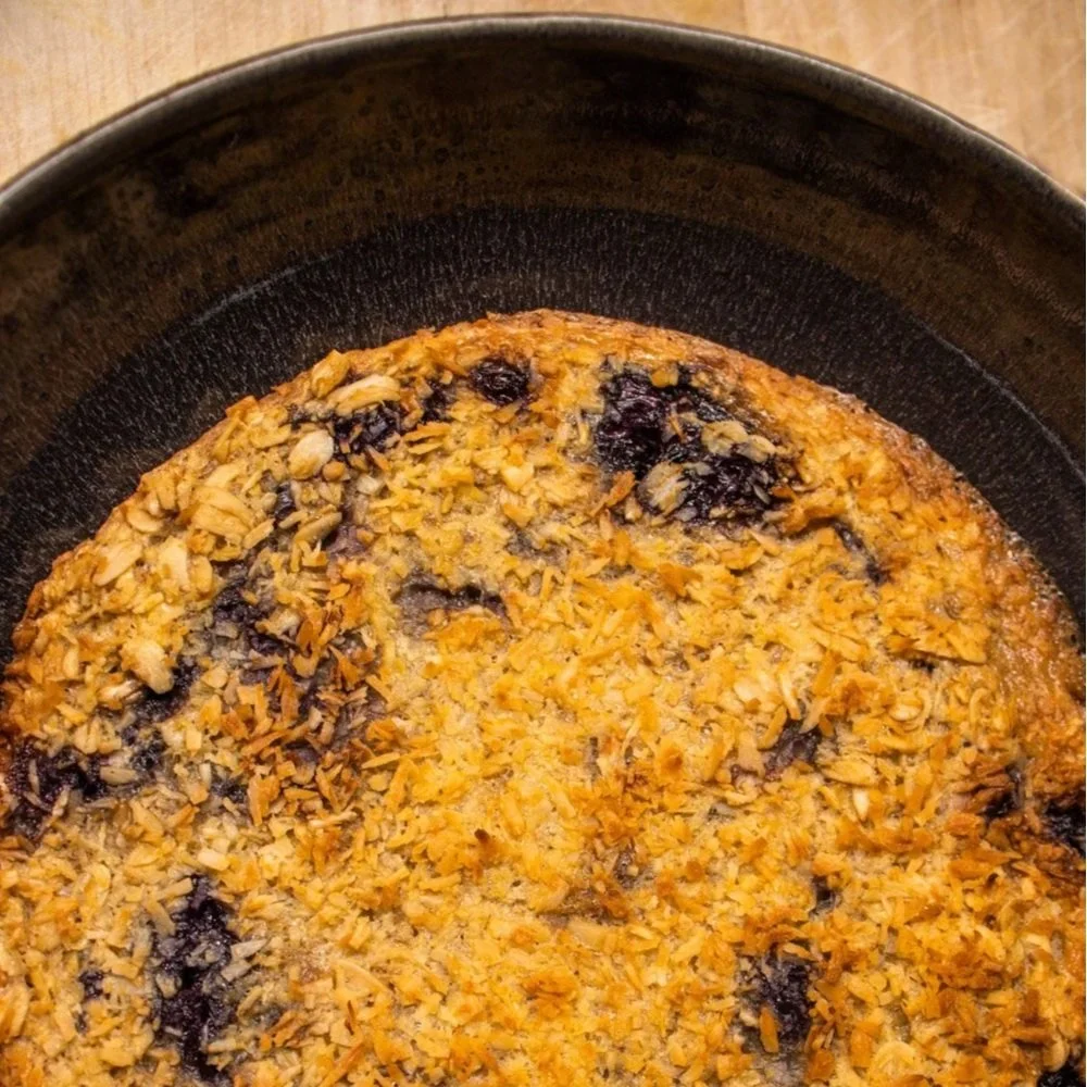 Nybakt havregrøt tatt rett ut av ovnen i en liten rund form