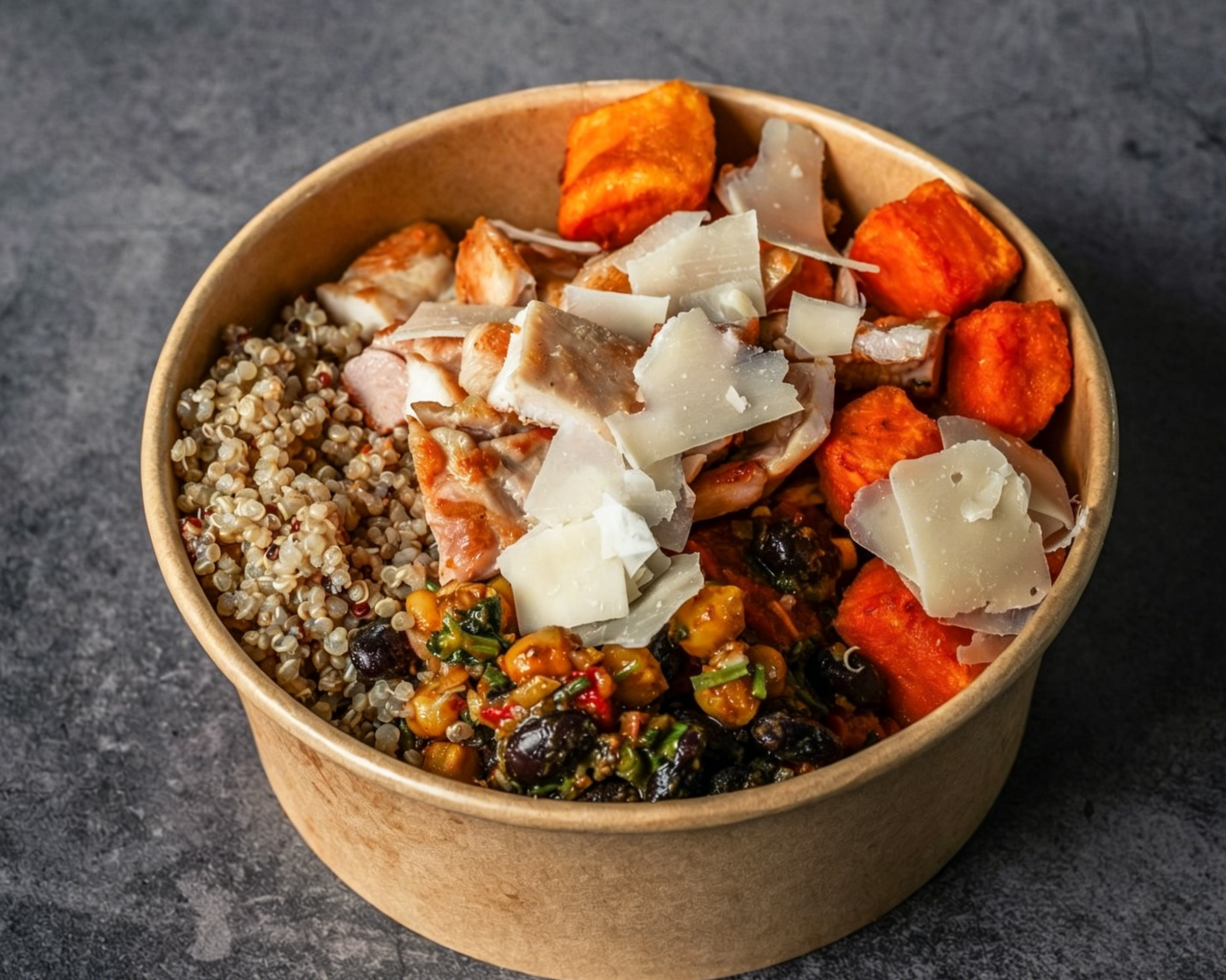 Gezonde Quinoa Veggie Bowl met kikkererwtensalade en salsa in Hilversum