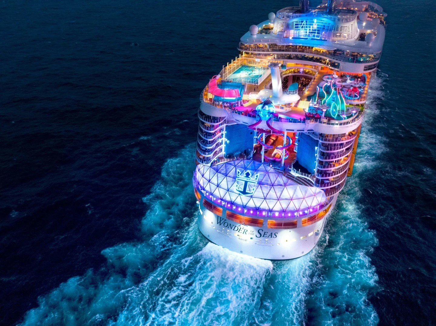 Get ready to elevate your play on Wonder of the Seas! 🚢 Adventure awaits with the jaw-dropping Wonder Playscape, thrilling FlowRider, and spine-tingling Ultimate Abyss. Plus, tantalize your taste buds at El Loco Fresh or unwind at Cantina Fresca bar