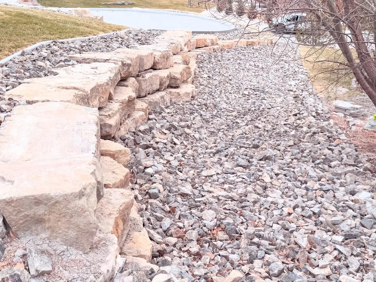 Really nice 12 in stacked wall. The standard in our market has been a single 24 in wall, but this option adds additional texture and softer transition!
.
.
#stone #stonequarry #montanastone #montanastonequarry #landscape landscapestone retainingwall 