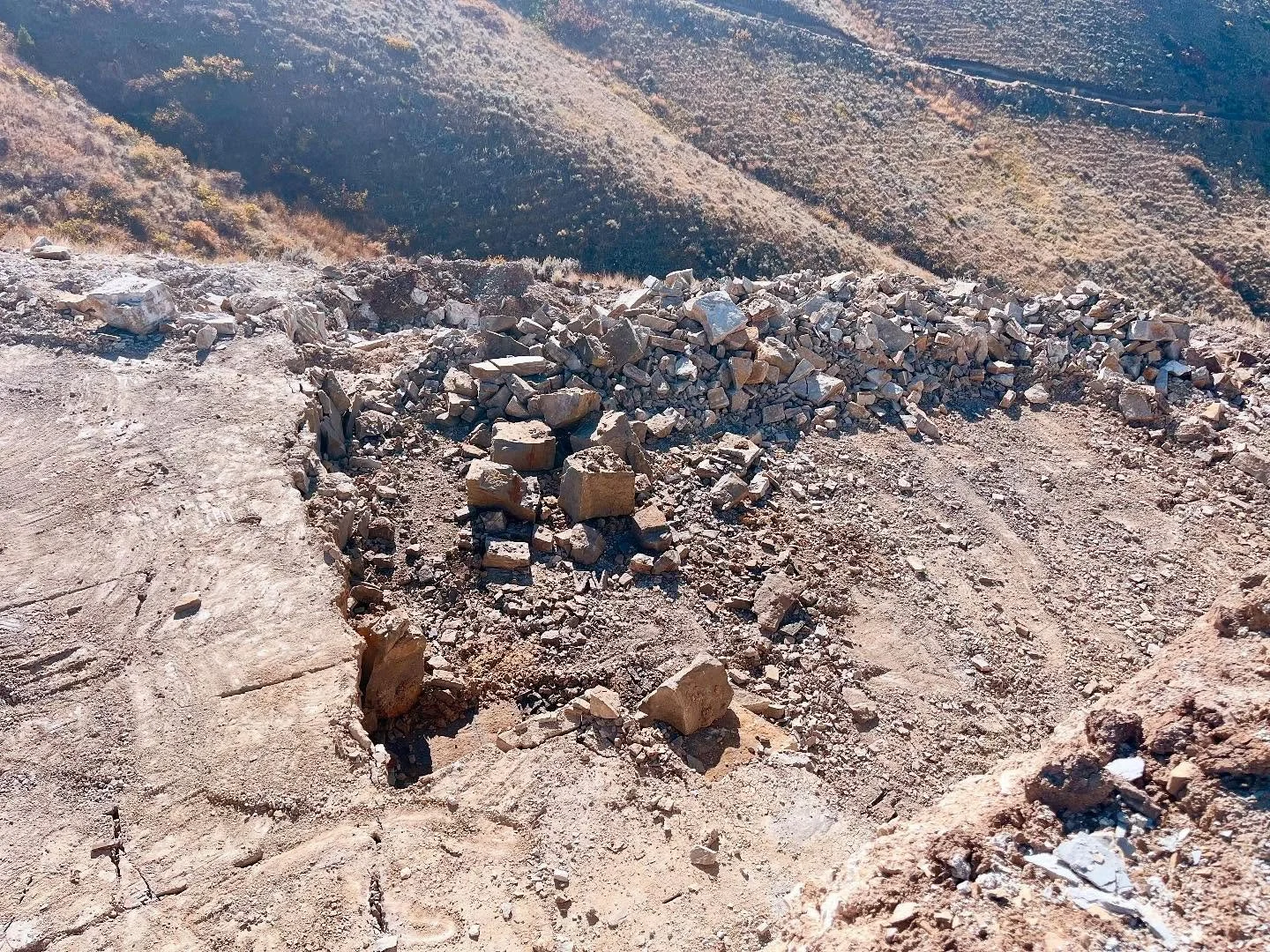 One stone at a time!
.
.
#stone #stonequarry #montanastone #montanastonequarry #landscape #landscapestone #retainingwall #retainingwallstone #hardscape #hardscapes #bigsky #bigskymt #bigskymontana #yellowstoneclub #landscapedesign #landscapearchitect