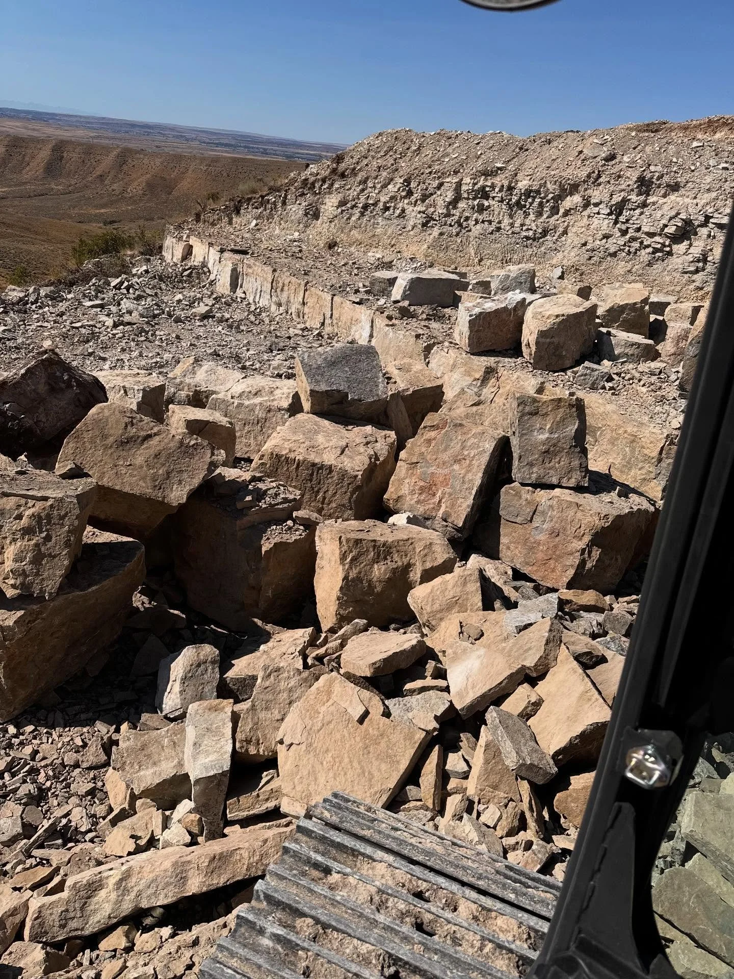 Here we go!! The first layer of stone is coming out perfect!
.
.
#montana #montanastone #stonequarry #retainingwall #landscape #hardscapedesign #hardscape #bigsky #bigskymontana #bigskyhomes #yellowstoneclub #bozeman