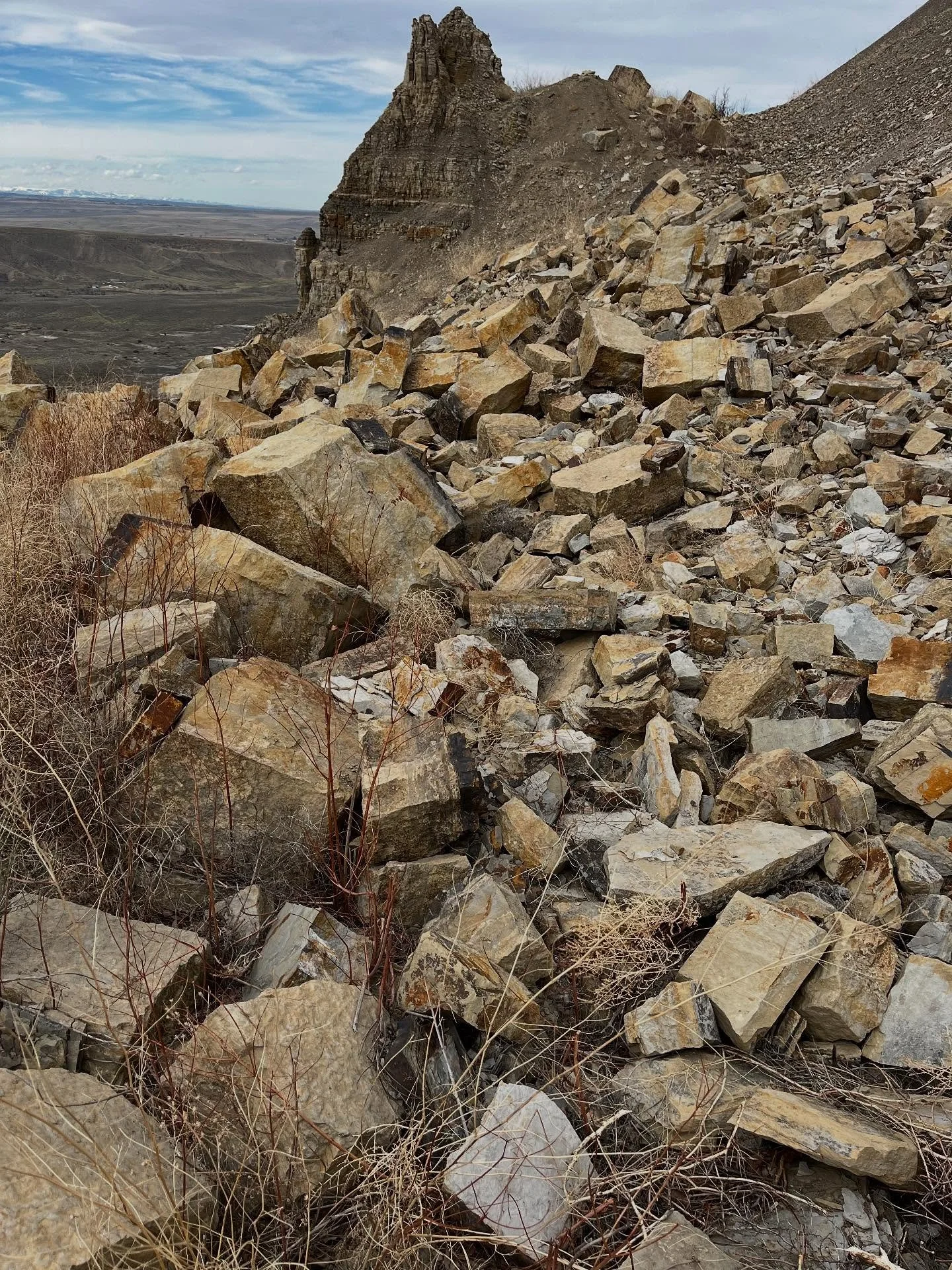 Great color, sharp angles, and no overburden&hellip;
.
.
.
#montana #stone #stonequarry #retainingwall #bigsky #bigskymontana #landscapestone