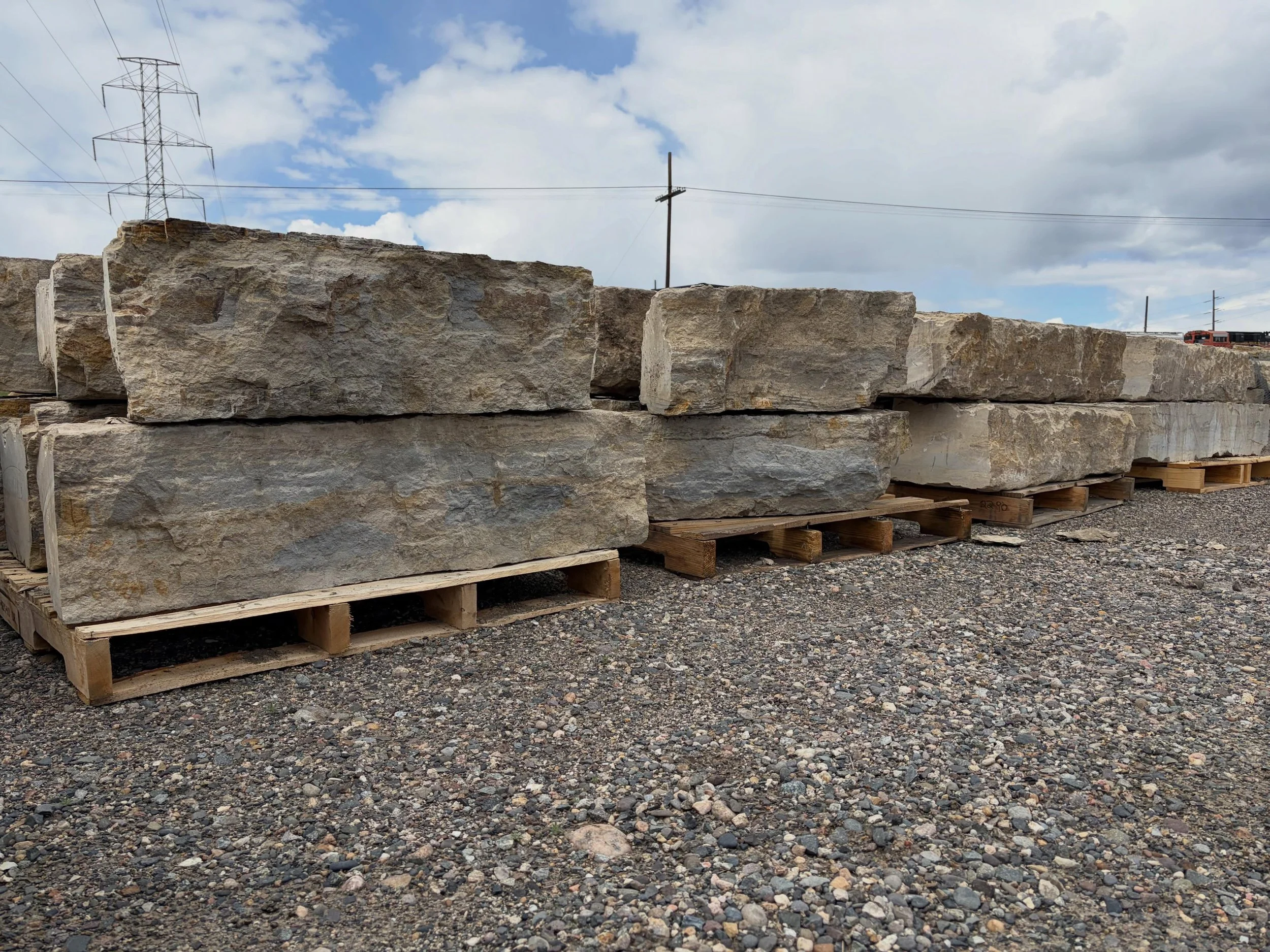 Sweet 12&rdquo; stone with sawn butt-ends ready for wall install!
#stonequarry #montanastone #retainingwall #landscape #landscapedesigner