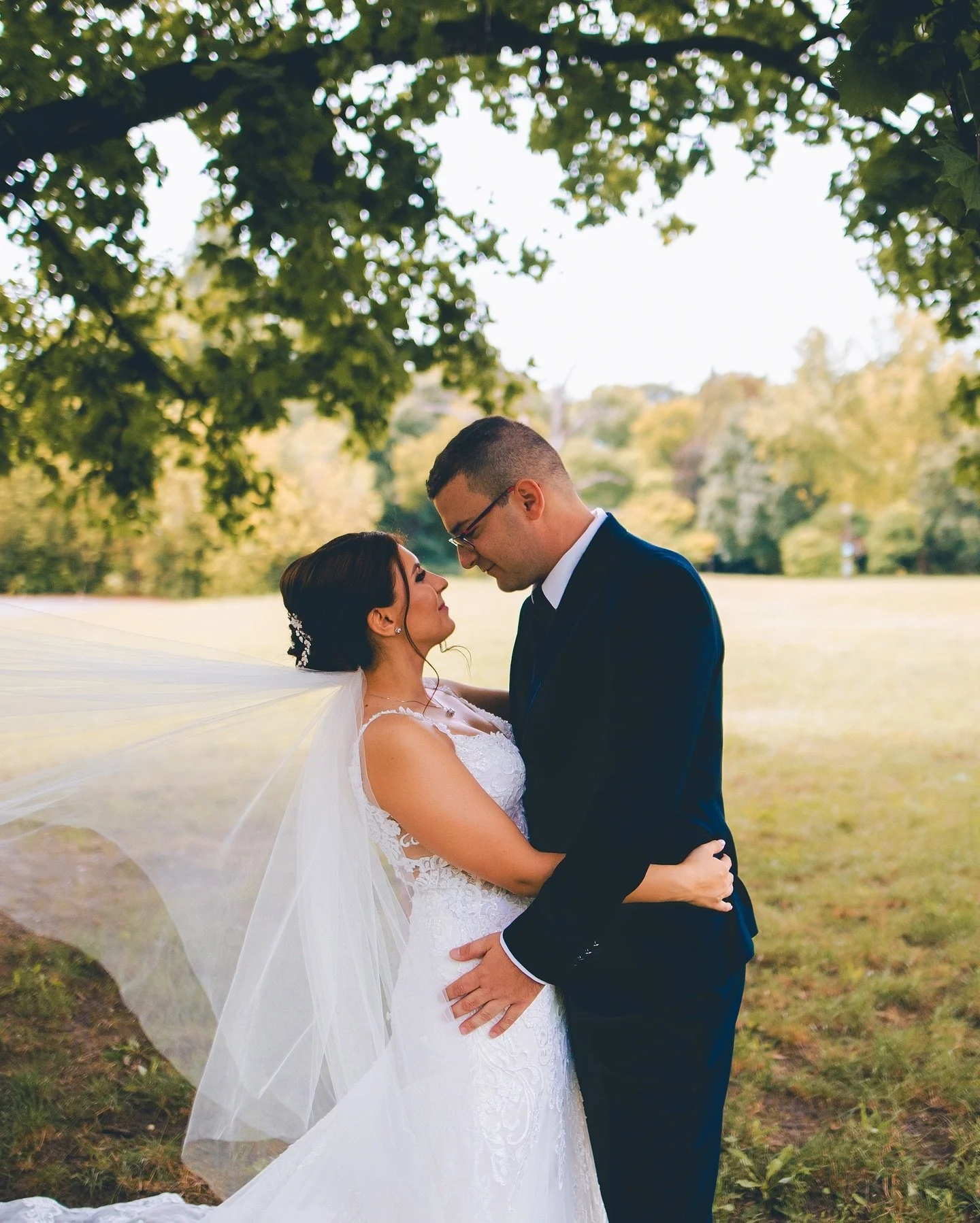 Minden egyes fot&oacute;z&aacute;son egy &uacute;j t&ouml;rt&eacute;netet mes&eacute;lek el a k&eacute;peken kereszt&uuml;l. Szeretem a term&eacute;szet k&ouml;zels&eacute;g&eacute;t, szeretem, ha azt l&aacute;tom, hogy a p&aacute;rok mennyire szeret