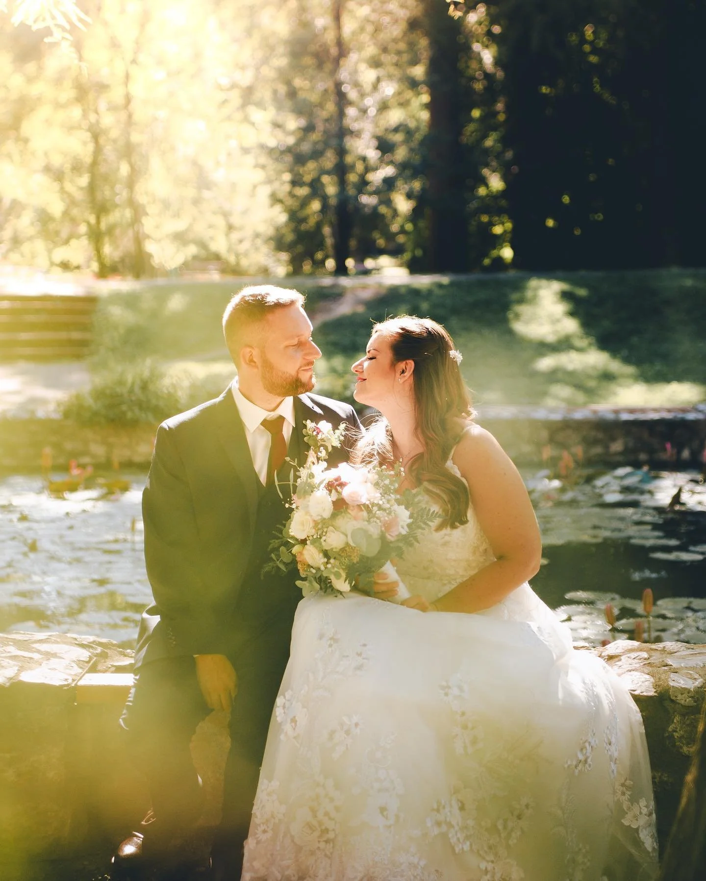 Sziasztok,

Egy &uacute;jabb k&eacute;pet szeretn&eacute;k veletek megosztani, amit nemr&eacute;g fot&oacute;ztam egy gy&ouml;ny&ouml;rű p&aacute;rr&oacute;l. A term&eacute;szet &eacute;s a f&eacute;nyek t&ouml;k&eacute;letes h&aacute;tt&eacute;rk&ea