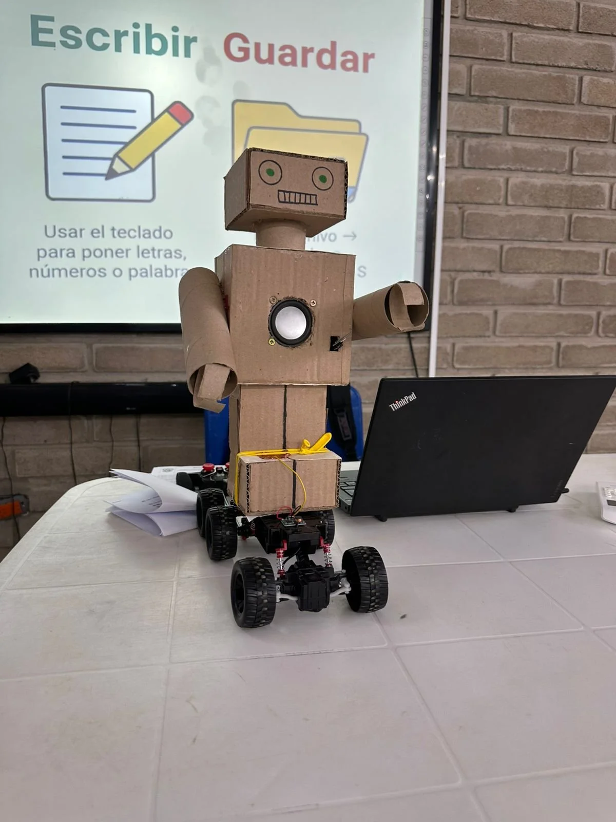 Robot bilingüe interactivo