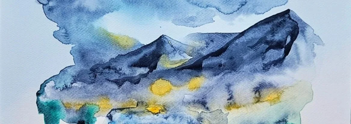 Aquarellmalerei einer Berglandschaft mit Wolken, Bergen und Wasser in Blau- und Gelbtönen.