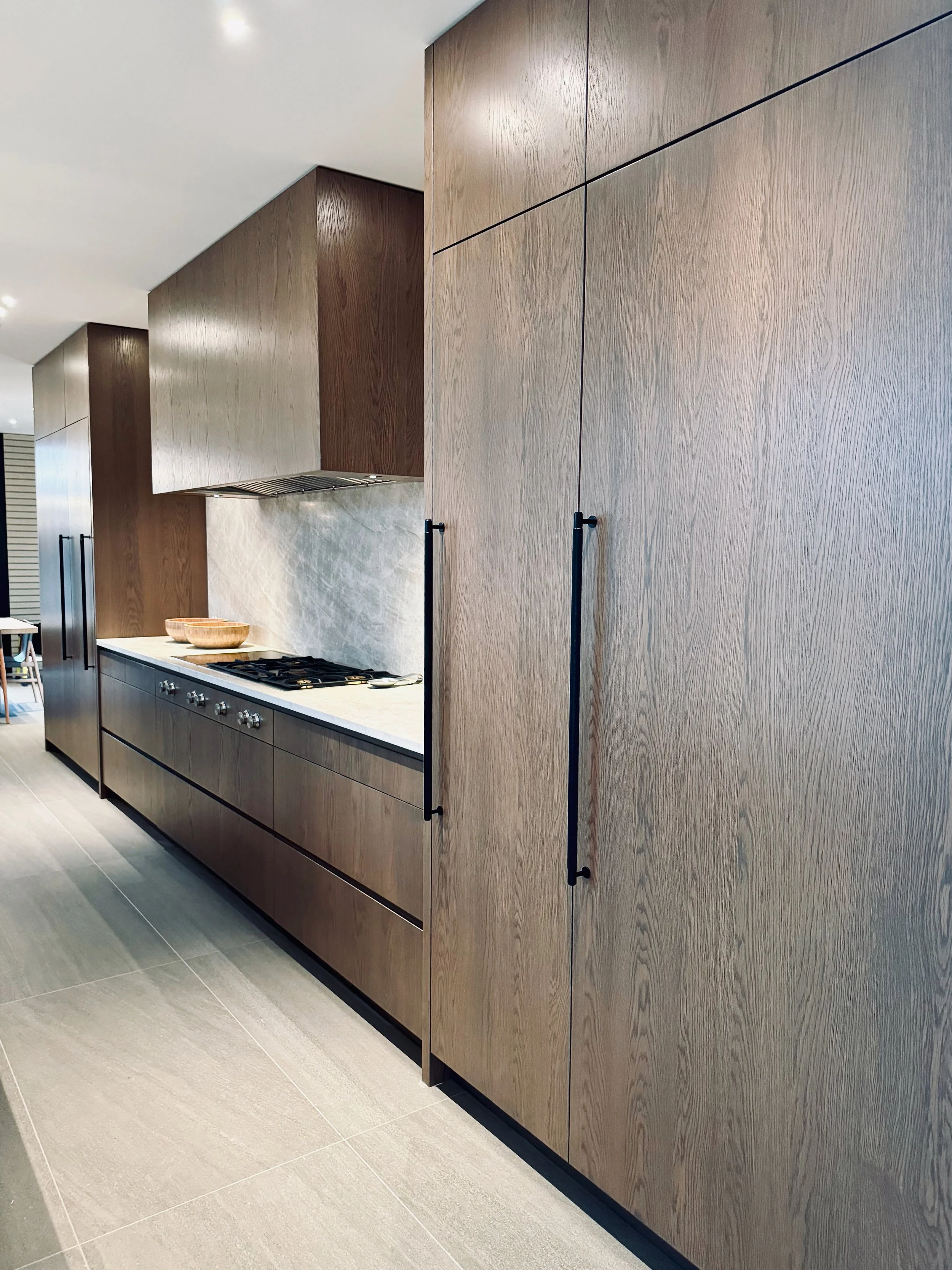 Prior fabrication experience.
Stained oak kitchen with a continuous full-height wall.