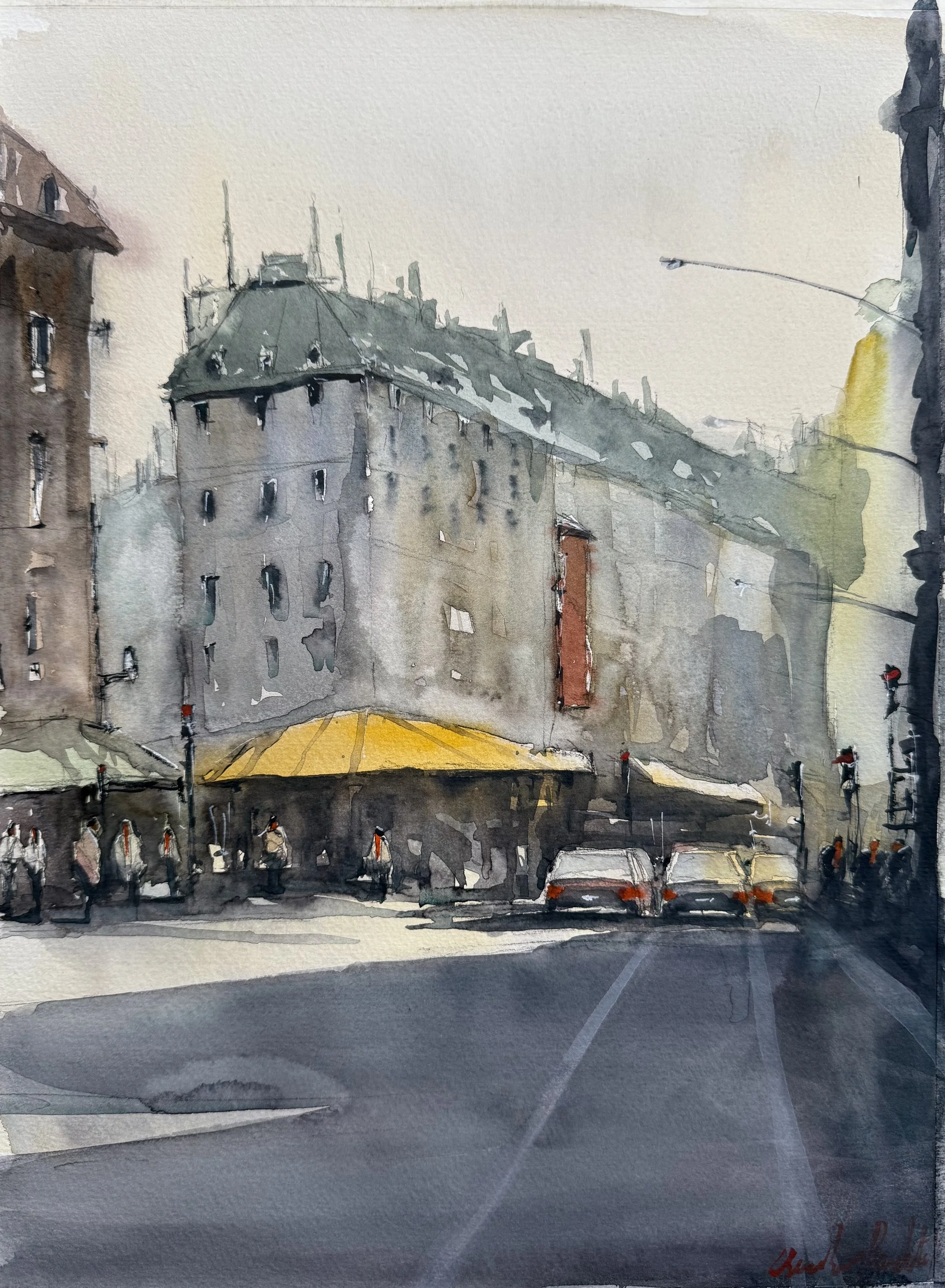 A watercolor painting of a city street scene with a tall, gray building, a yellow awning, and several cars parked along the street. Pedestrians walk on the sidewalk, and there are streetlights and trees.