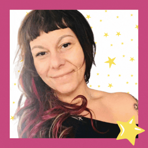 Photo d'Anne-Catherine Laberge, autrice du livre Catherinette - Les trésors cachés. Elle a les cheveux bruns foncés avec des mèches roses et elle sourit. Une étoile scintille dans le coin de l'image.