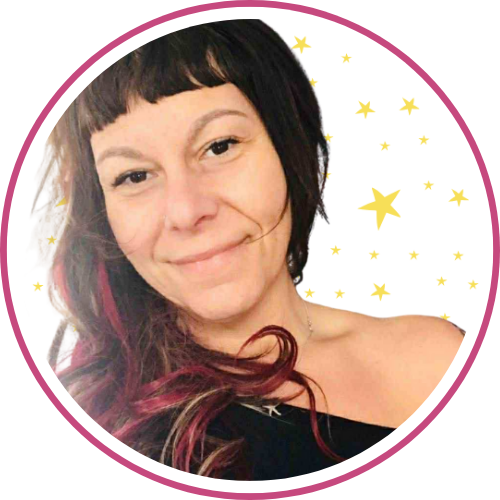 Photo de l'autrice qui sourit.