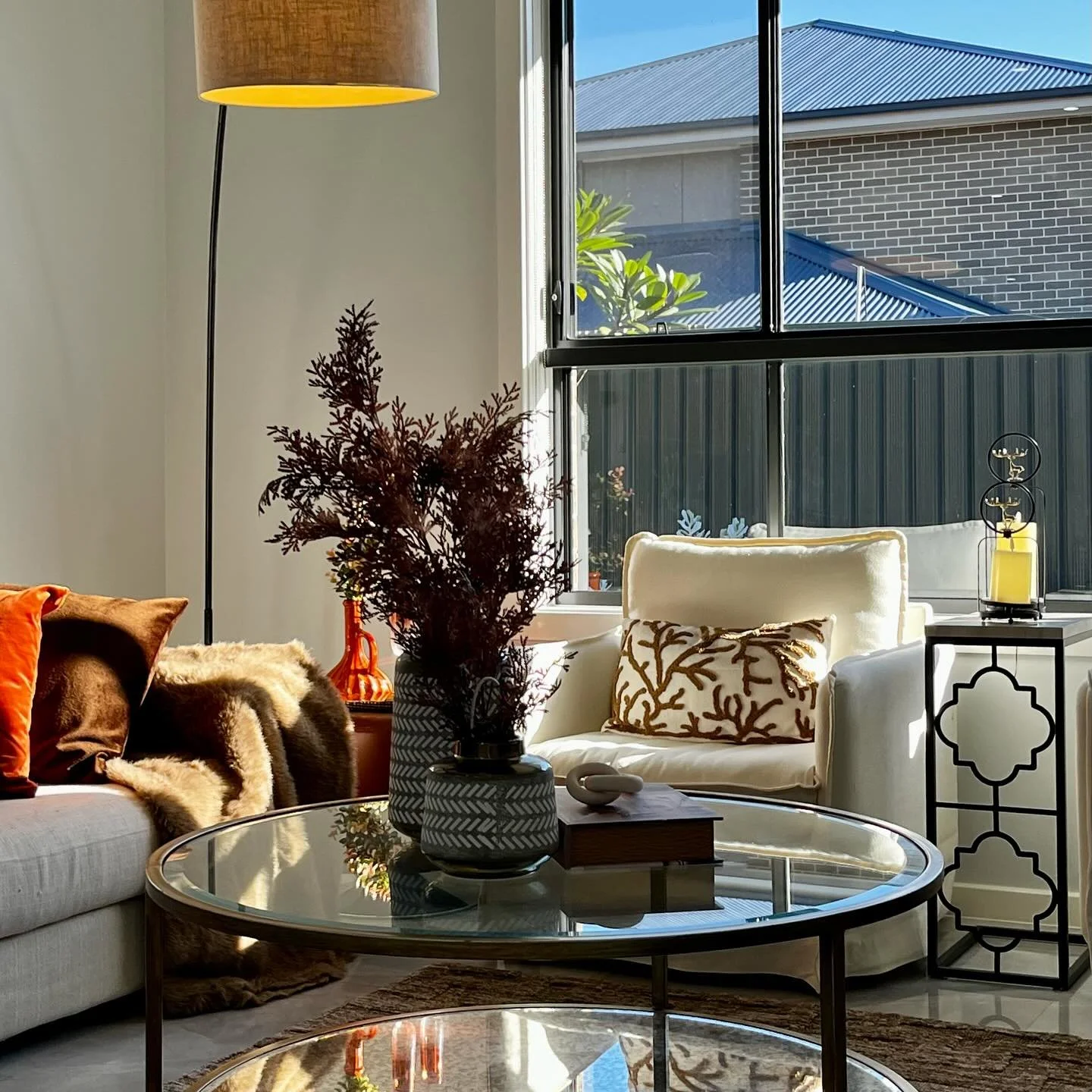 Warmth in every detail for end of Autumn 🍁

#propstyling #homestagingworks #homedecorating #homeinspo