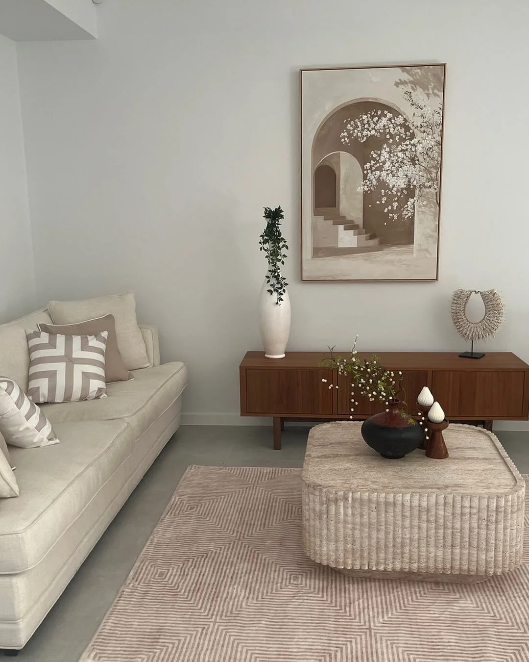 Where luxury meets thoughtful design.
We create spaces that inspire, impress, and sell 🏡✨