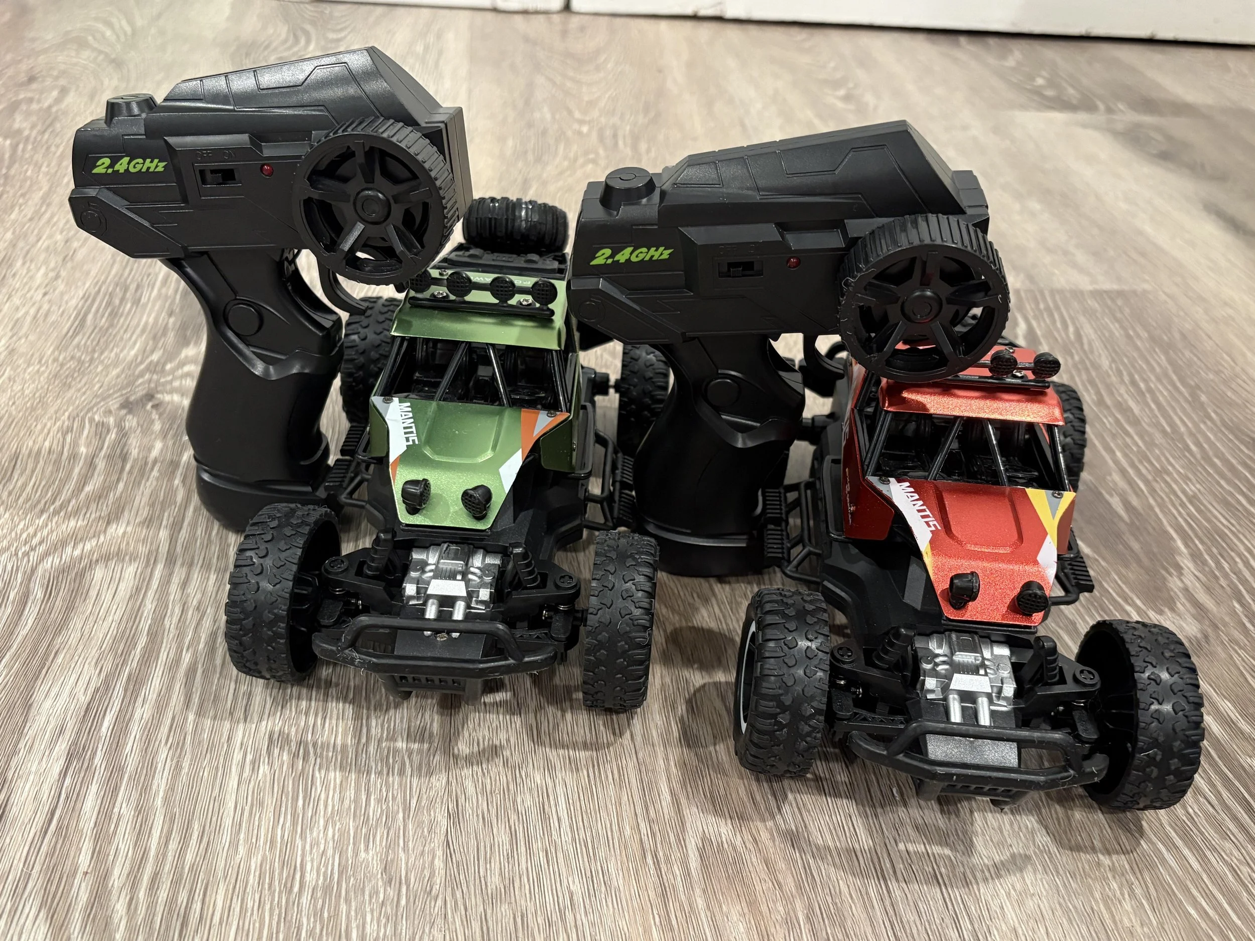 Mantis crawler car set - Green and Red, with controllers