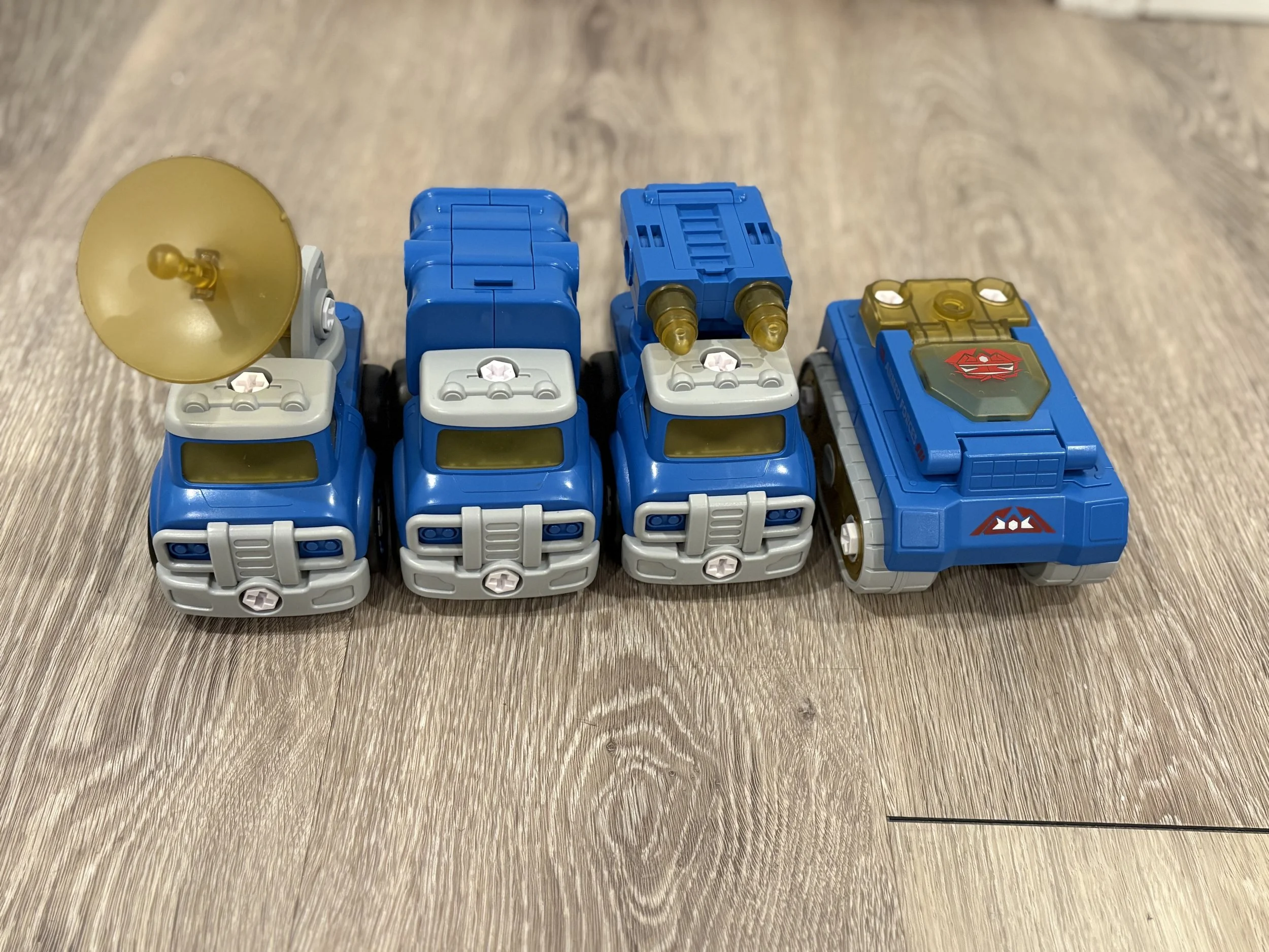 Set of 4 trucks