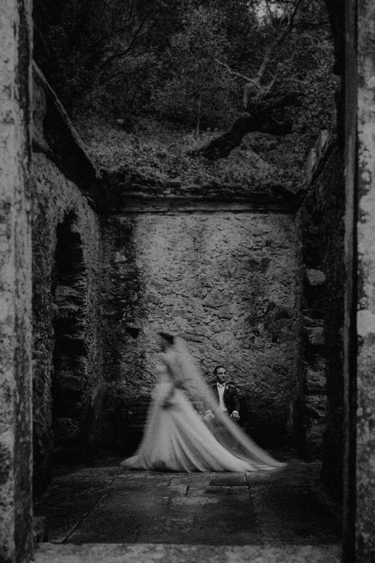 Artistic wedding portrait with natural movement in Monserrate Palace, Sintra