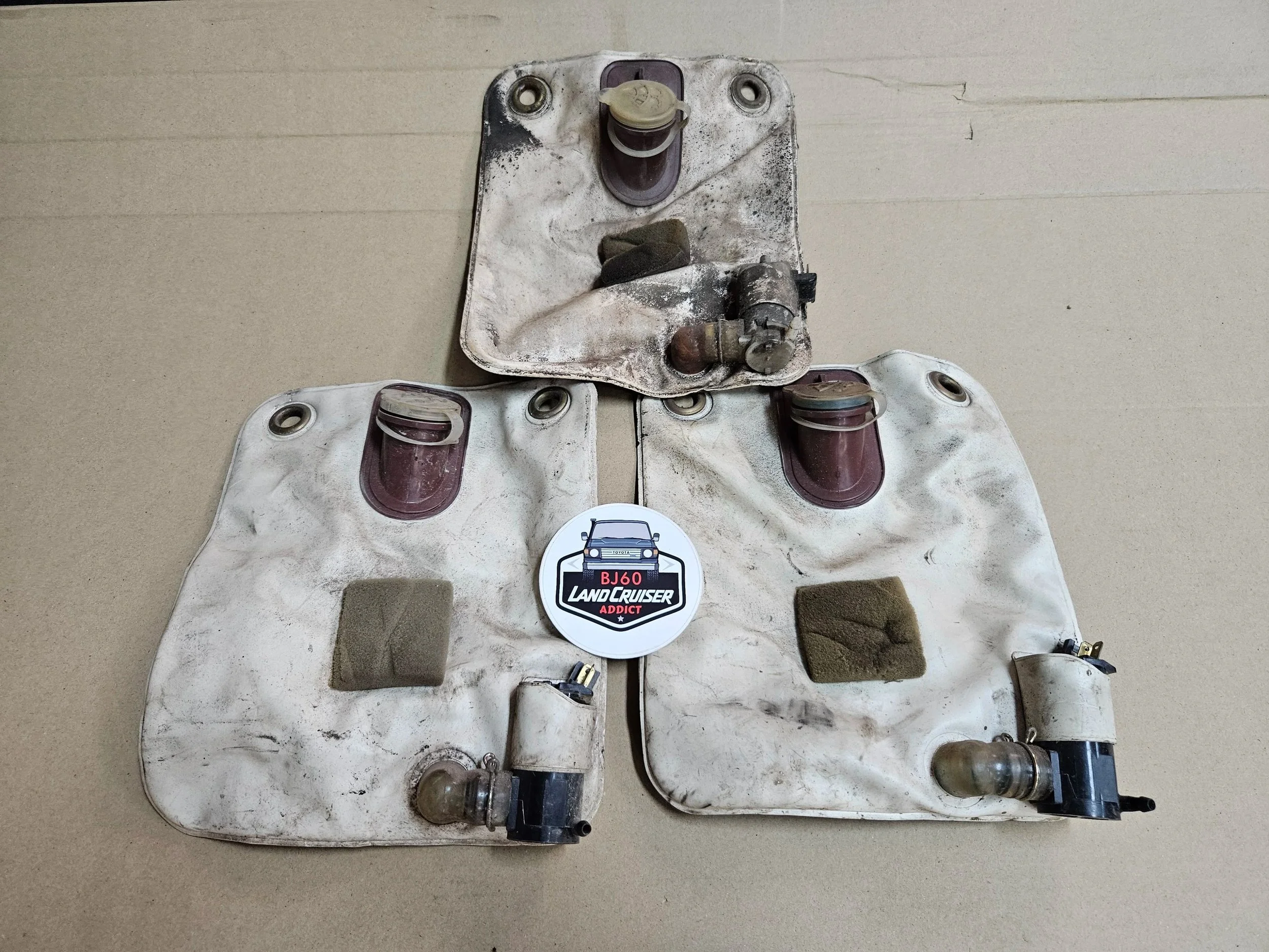 Rear wiper reservoir with pump