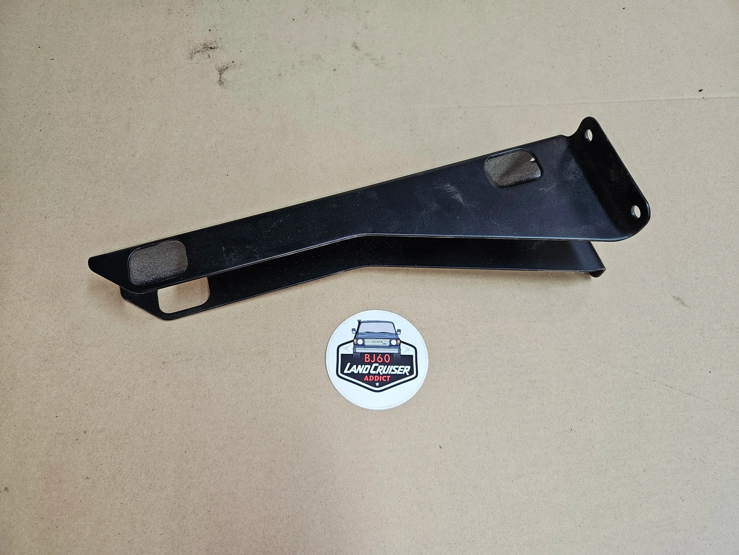 Tailpipe exhaust bracket