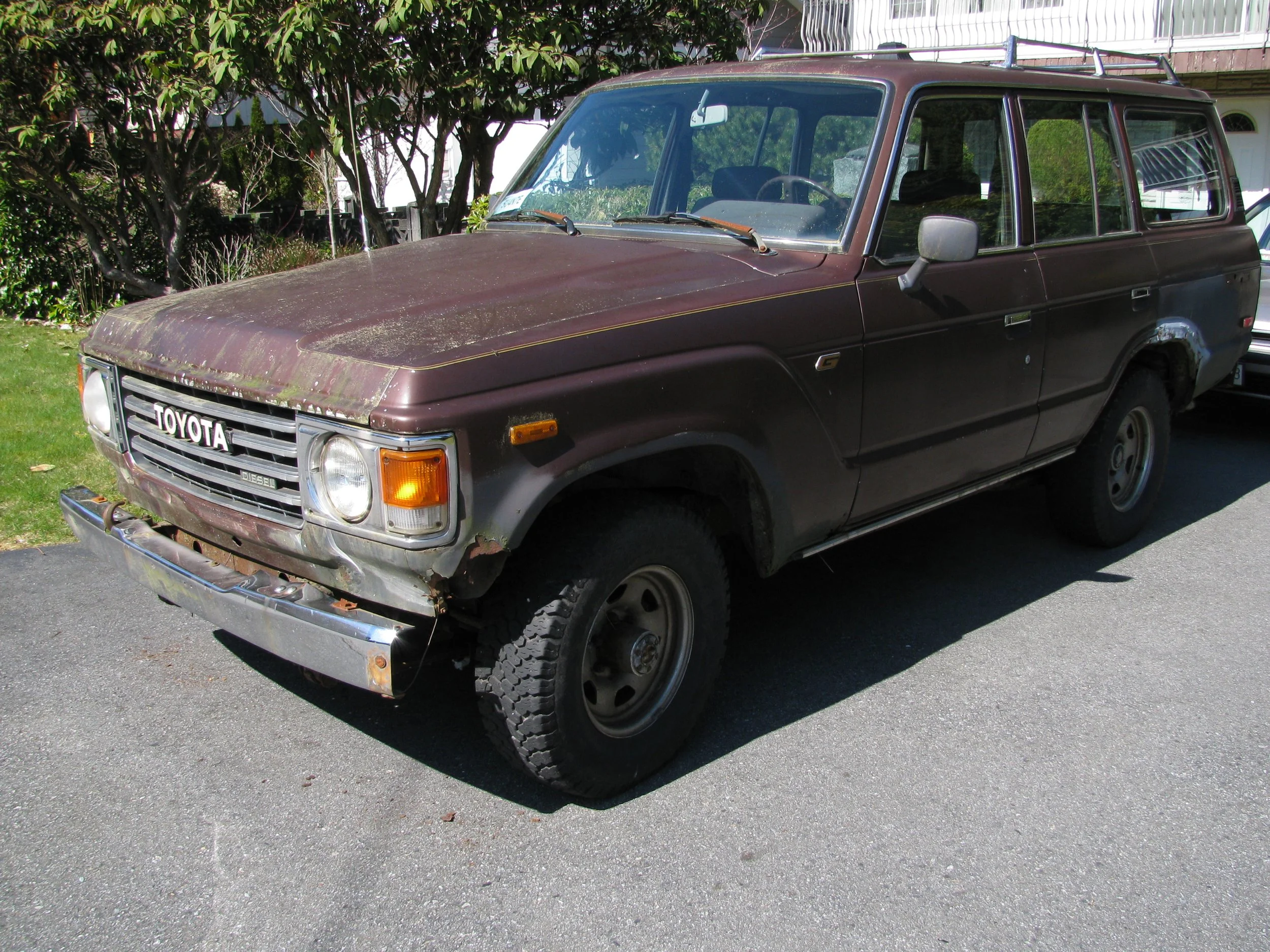 Brown BJ60 Toyota Landcruiser parked on a driveway.