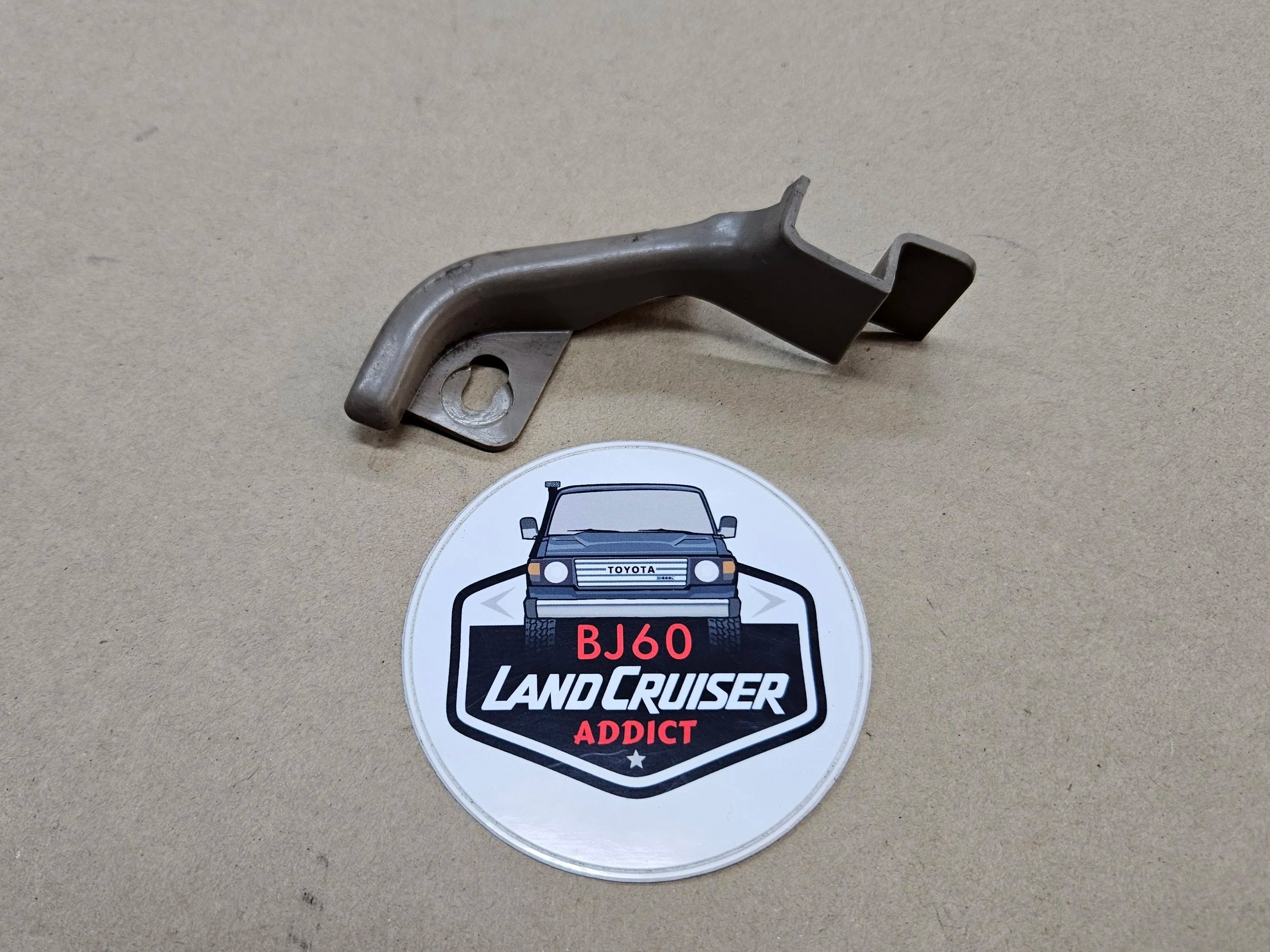 Kick panel cover bracket RH (sepia brown)