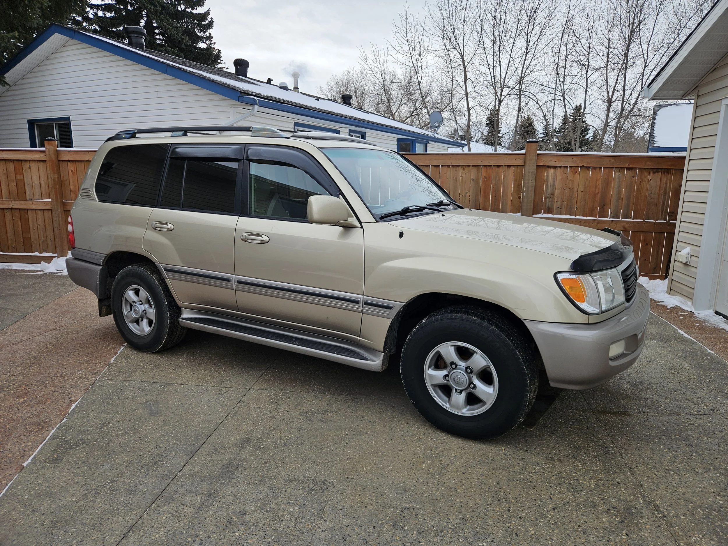 2004 100-series Toyota Landcruiser parked on a driveway.