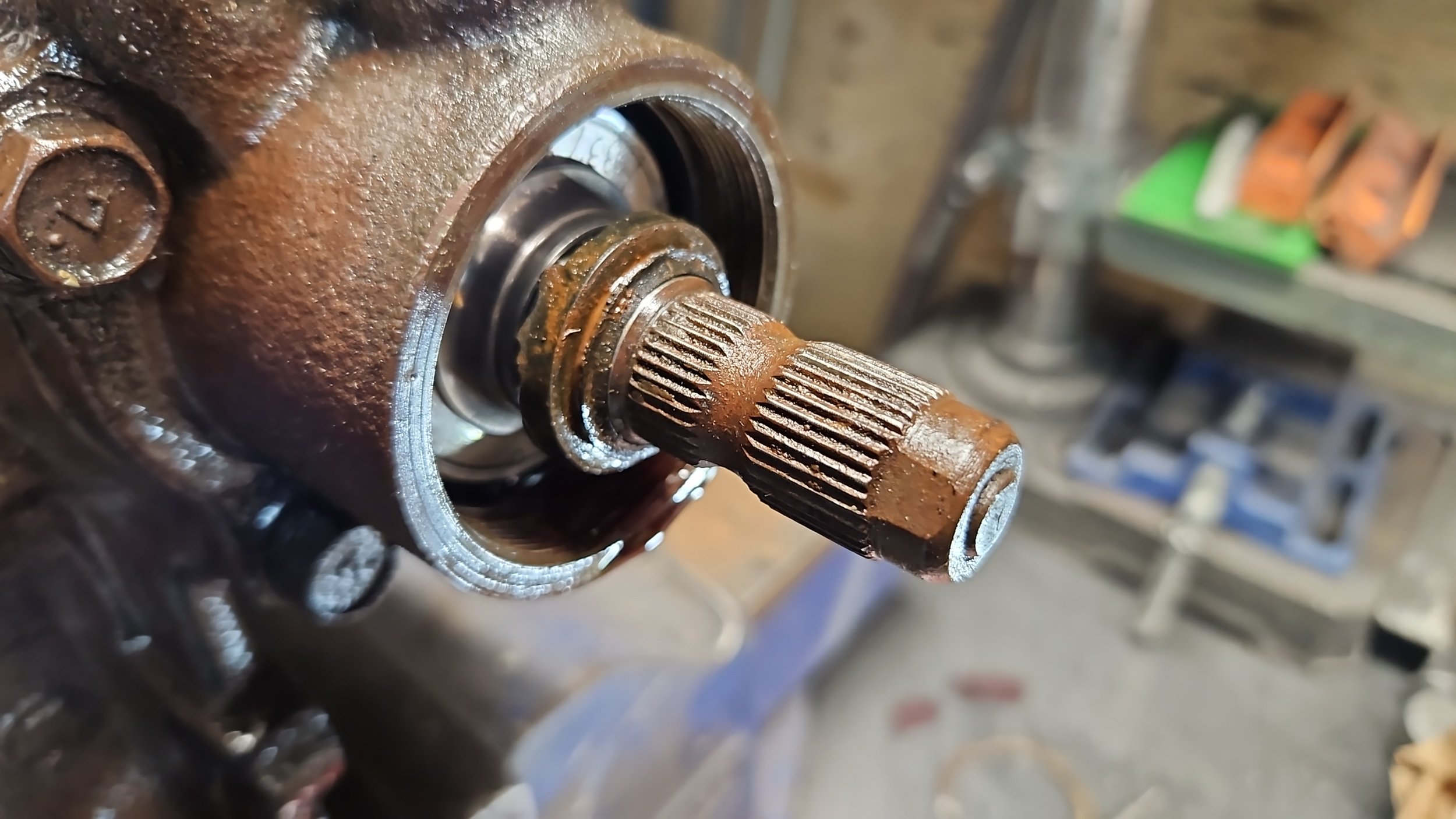 BJ70 Toyota Landcruiser power steering box re-seal in progress.