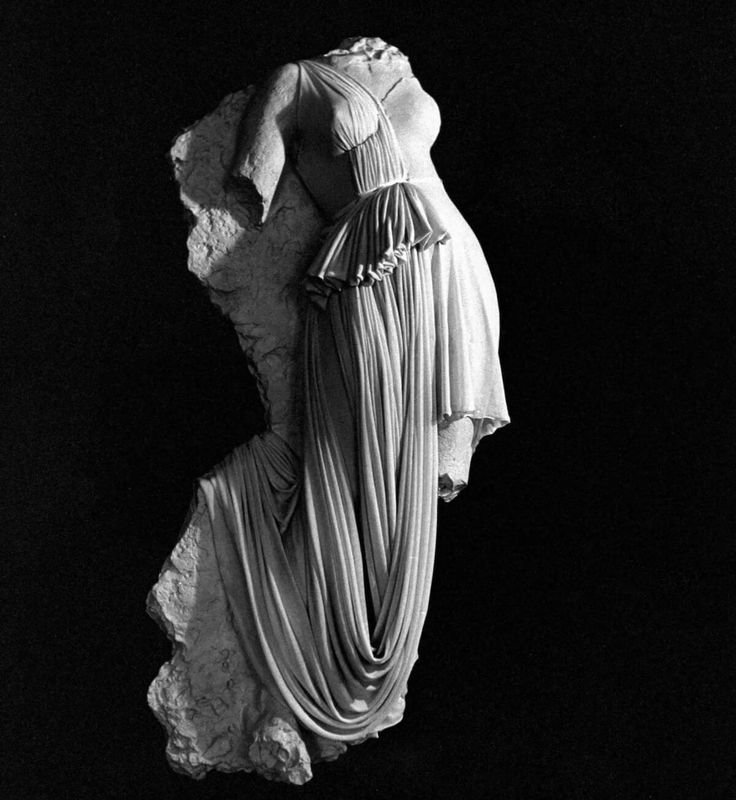 Fragment de sculpture antique représentant une figure drapée, aux plis finement travaillés.