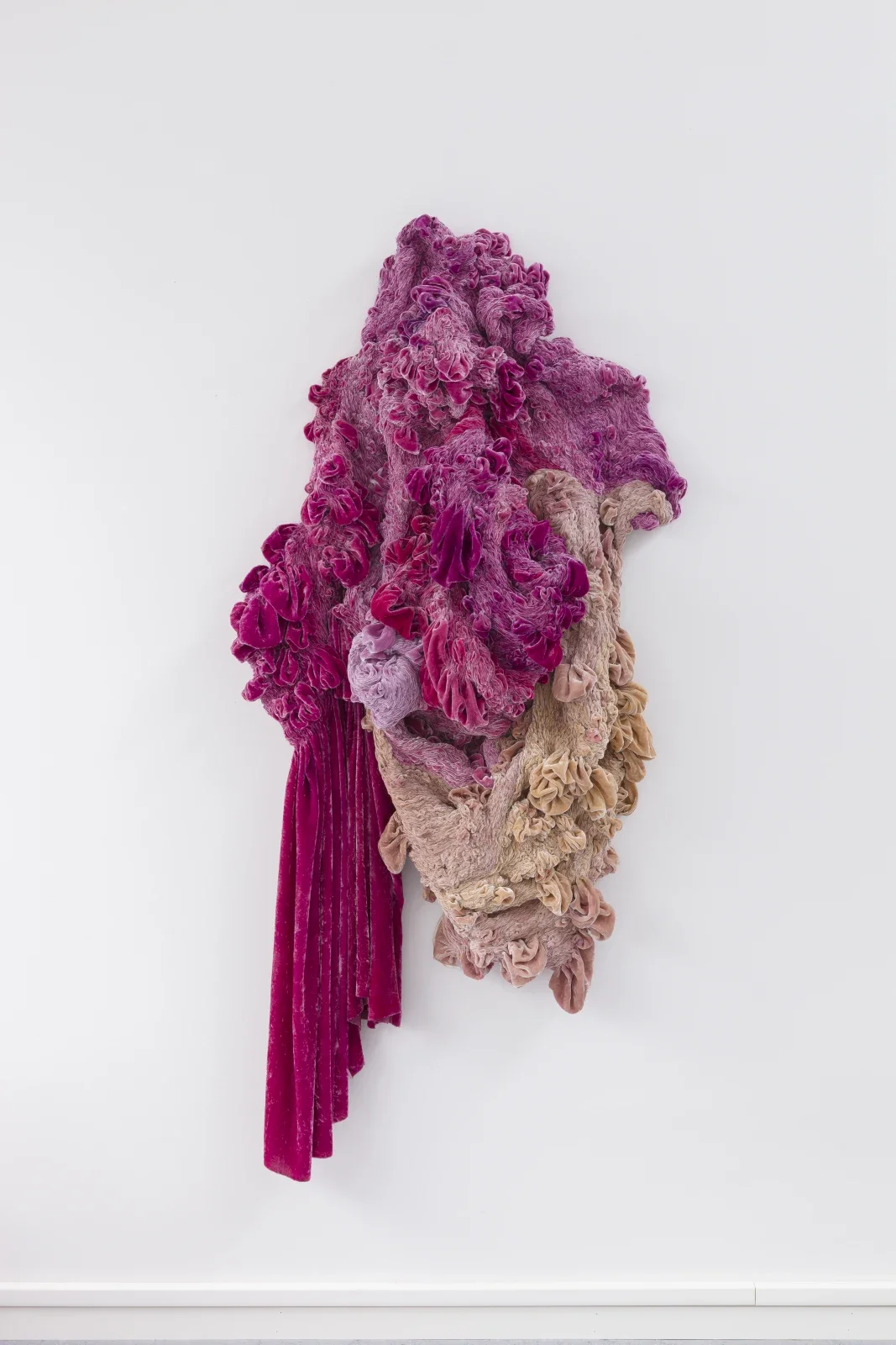 Phases (2017), œuvre textile d’Hanne Friis aux textures plissées et volumes organiques.