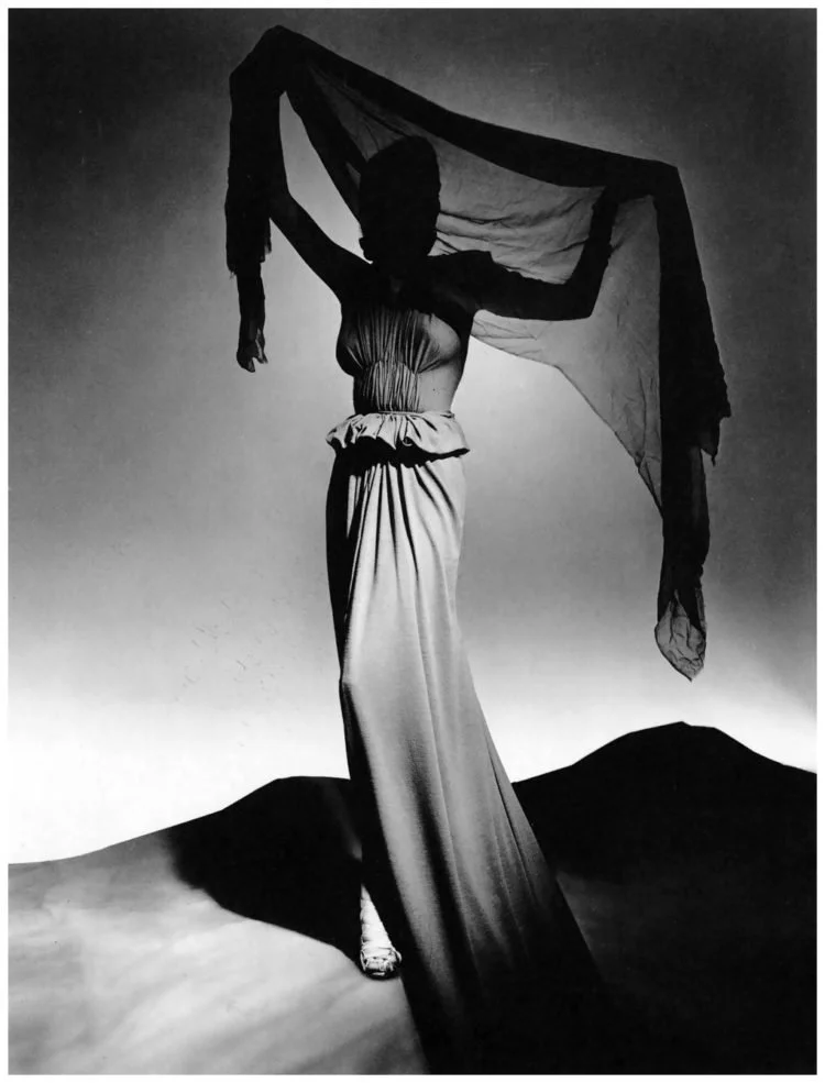 Création de Madame Grès, robe longue aux plis structurés et silhouette cintrée.