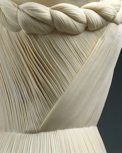 Détails du pli Grès, un drapé fin et précis.