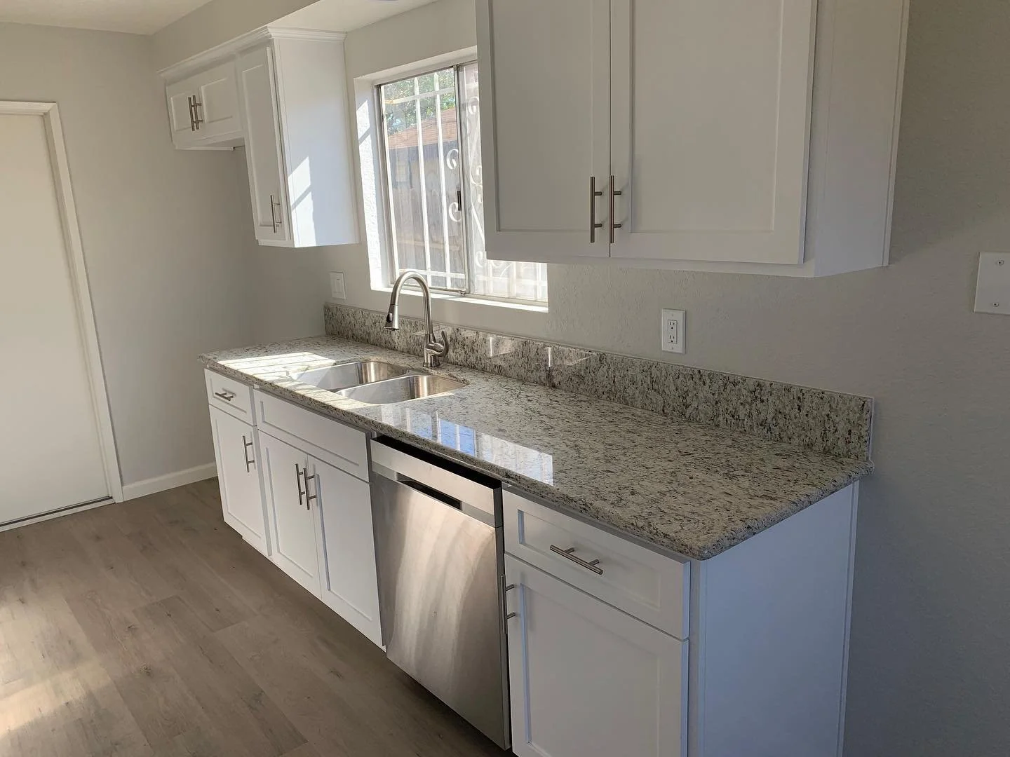 #kitchenremodel #granitecountertops #kitchencabinets #flooring #luxuryvinylplank #inlandempirehomeremodel #inlandempire #construction