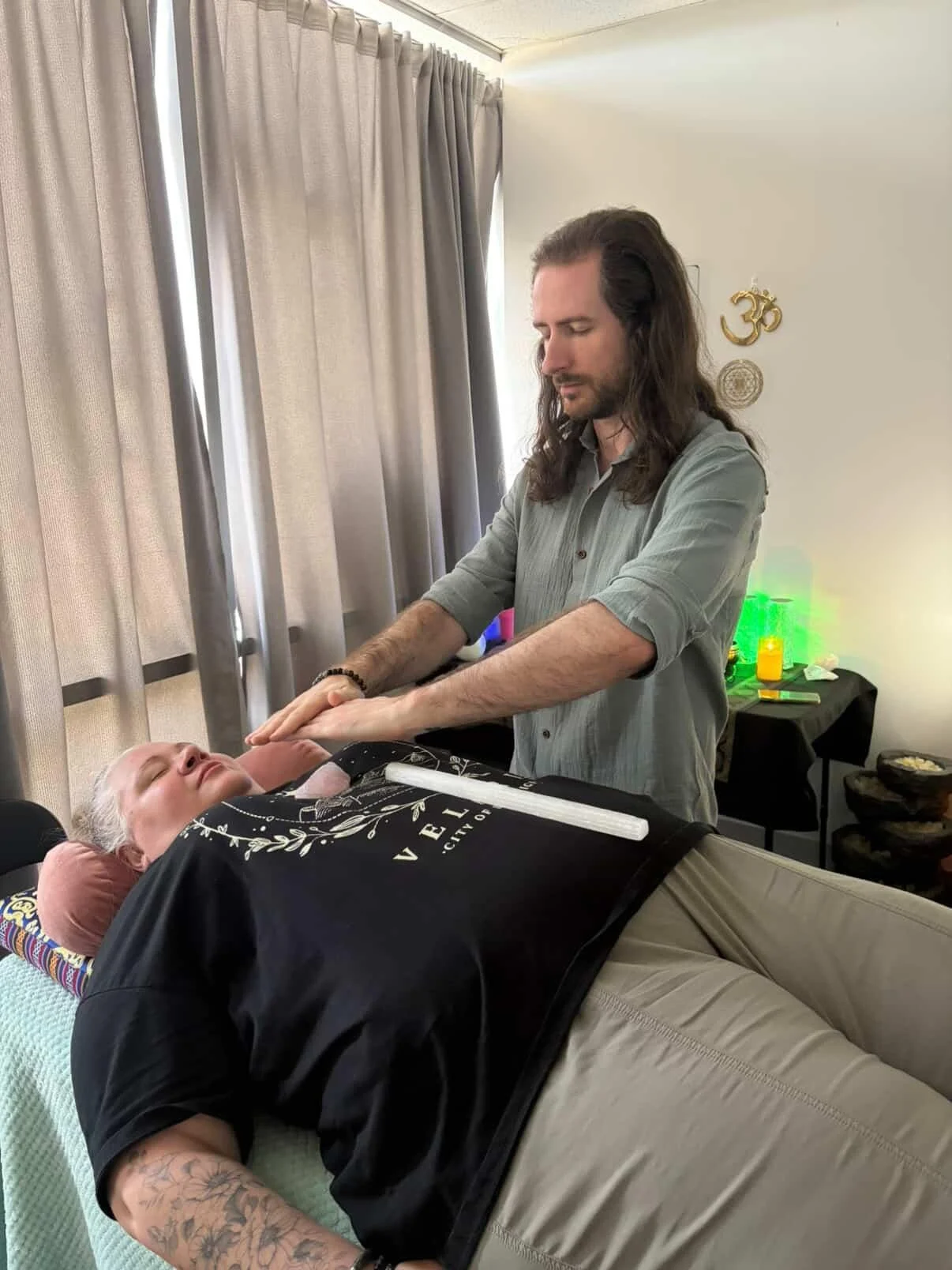Reiki Master giving a Traditional Usui Reiki session with a client. Channeling Reiki healing energy into the Heart Chakra