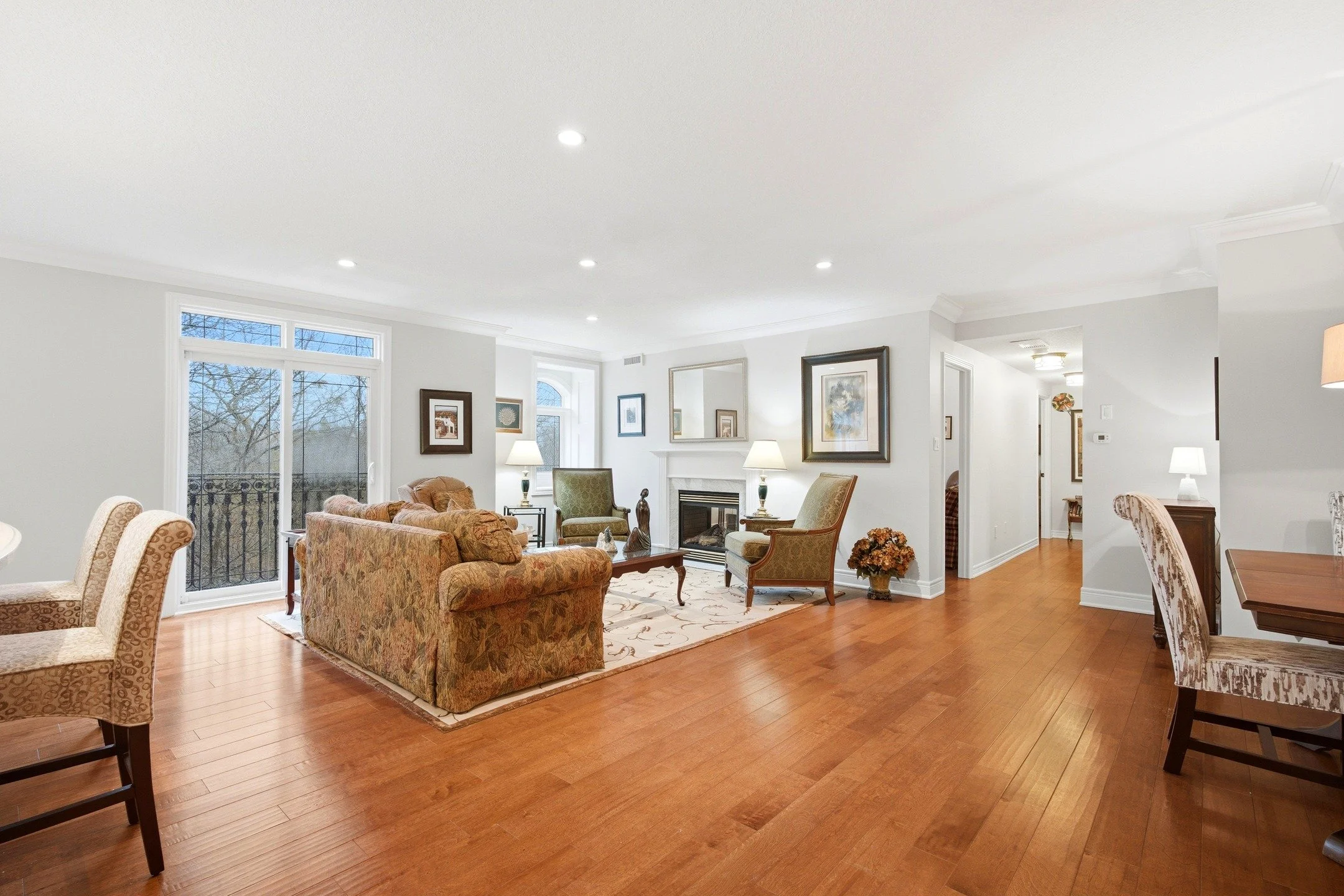 Real Estate Photography www.clickonemedia.com 
Lease Photos $110 | Listing Photos $165 
Photos, Drone &amp; Measured Floor Plans $250

Former Realtor Providing You With Consistent, Stress Free, Reliable Solutions for Your Listings.

&bull; Lease Phot