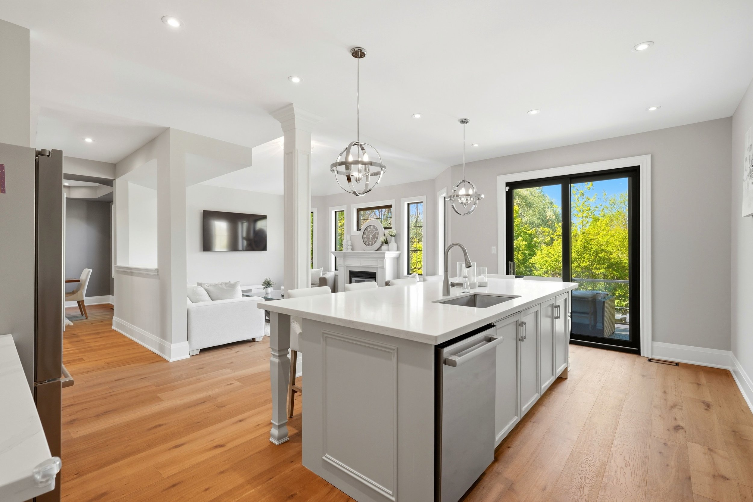 Real Estate Photography www.clickonemedia.com (https://www.clickonemedia.com/) 
Lease Photos 25+ $125 | Listing Photos $165

Former Realtor Providing You With Consistent, Stress Free, Reliable Solutions for Your Listings.

&bull; Lease Photos
&bull; 