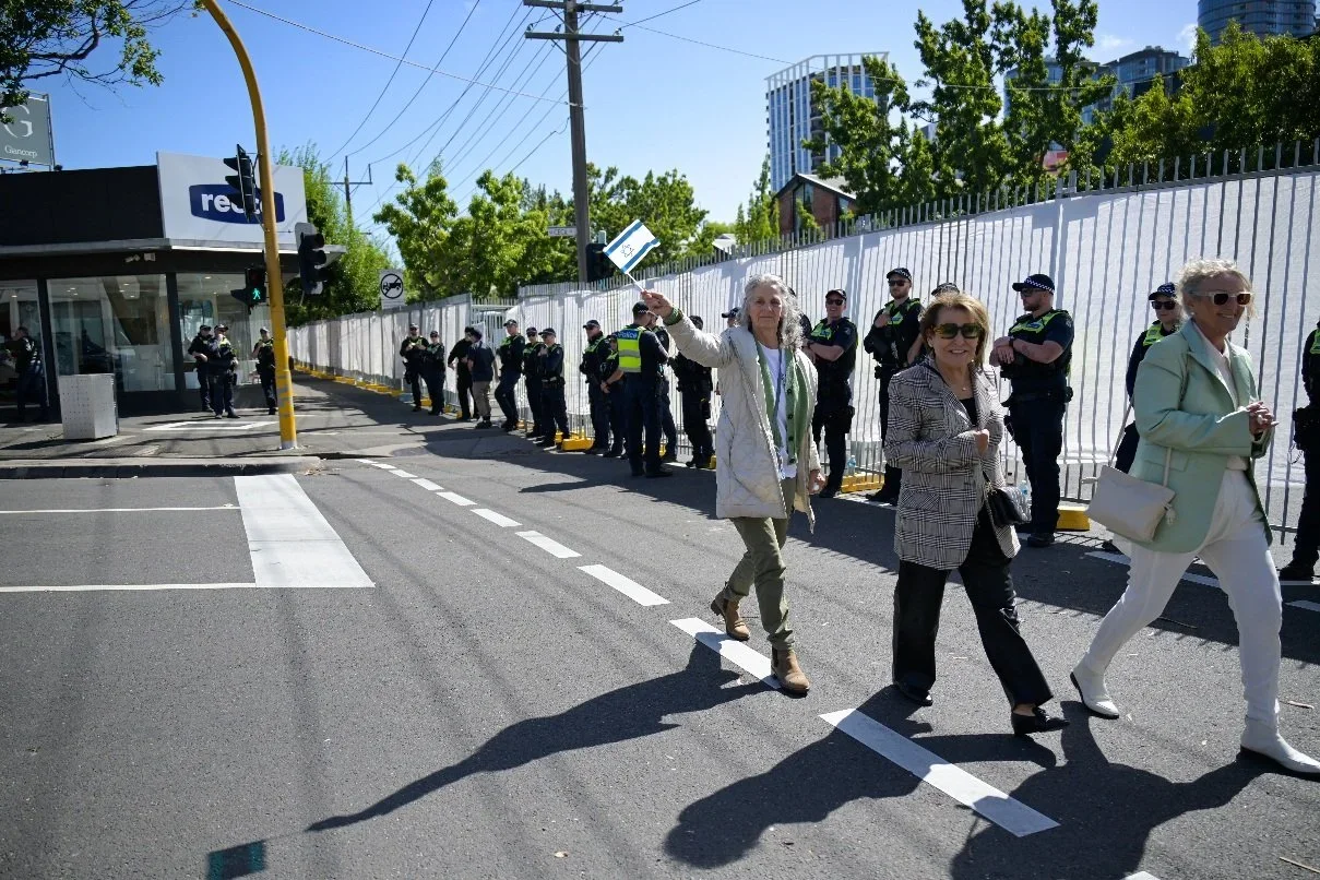 Documentary photograph taken during the Israeli President’s visit to Melbourne on 12 February 2026, capturing protests in Southbank and the CBD, police security measures, and street-level tensions. Photo by Farhad Rajabali | Artssie