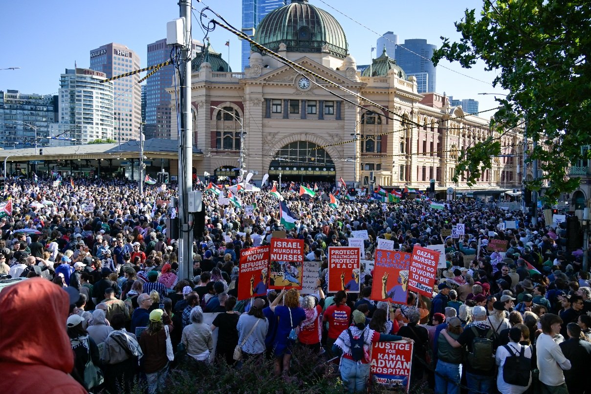 Documentary photograph taken during the Israeli President’s visit to Melbourne on 12 February, capturing protests in Southbank and the CBD, police security measures, and street-level tensions. | photo by Farhad Rajabali