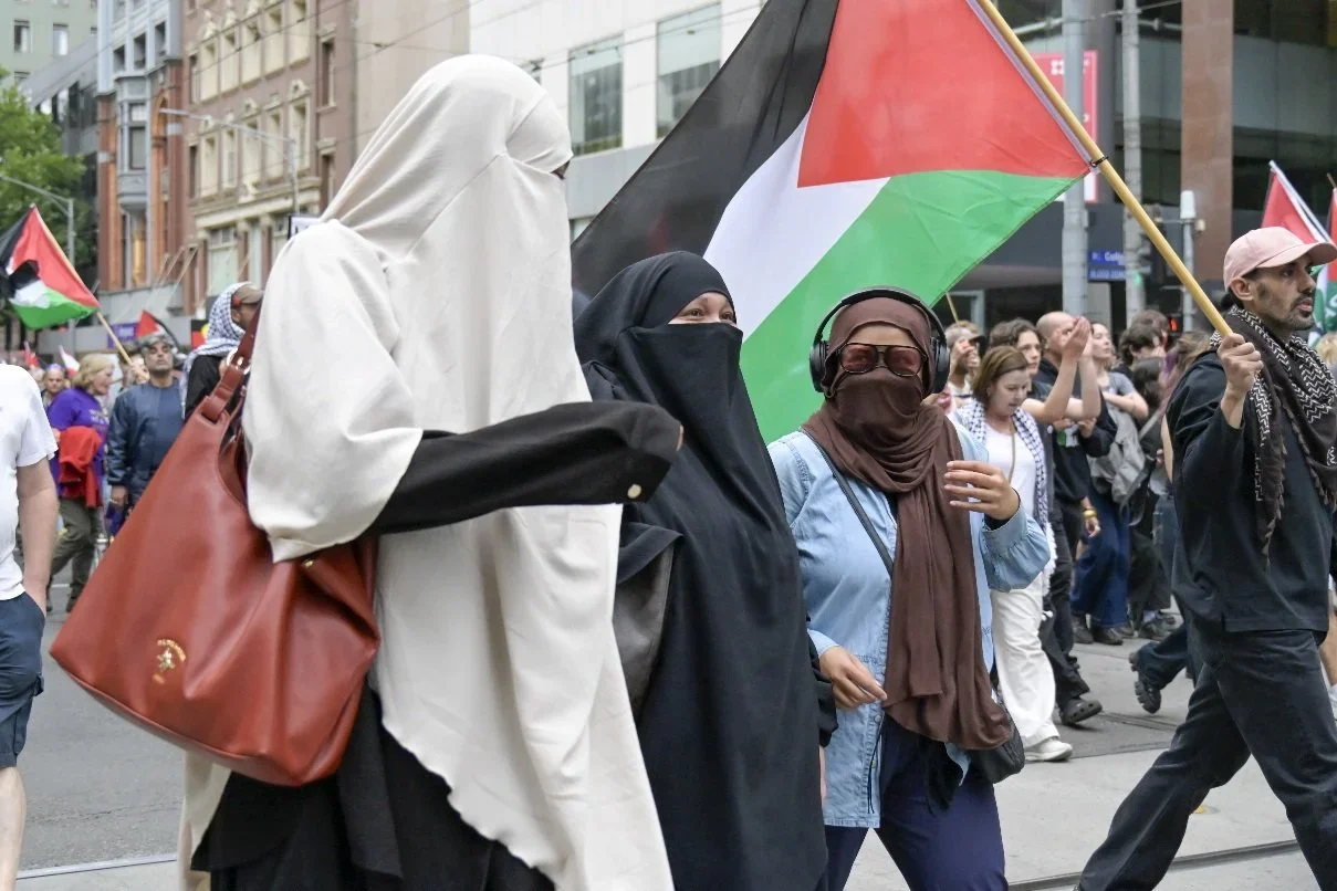 Documentary photograph from a pro-Palestine march through Melbourne’s CBD, capturing public protest, political expression, and street-level moments.
Photo by Farhad Rajabali | Artssie