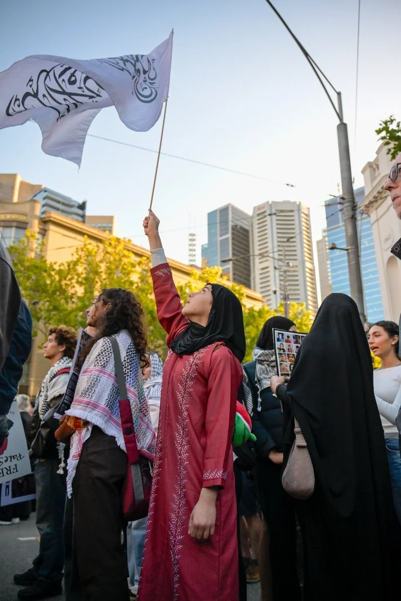 Documentary photograph taken during the Israeli President’s visit to Melbourne on 12 February, capturing protests in Southbank and the CBD, police security measures, and street-level tensions. | photo by Farhad Rajabali