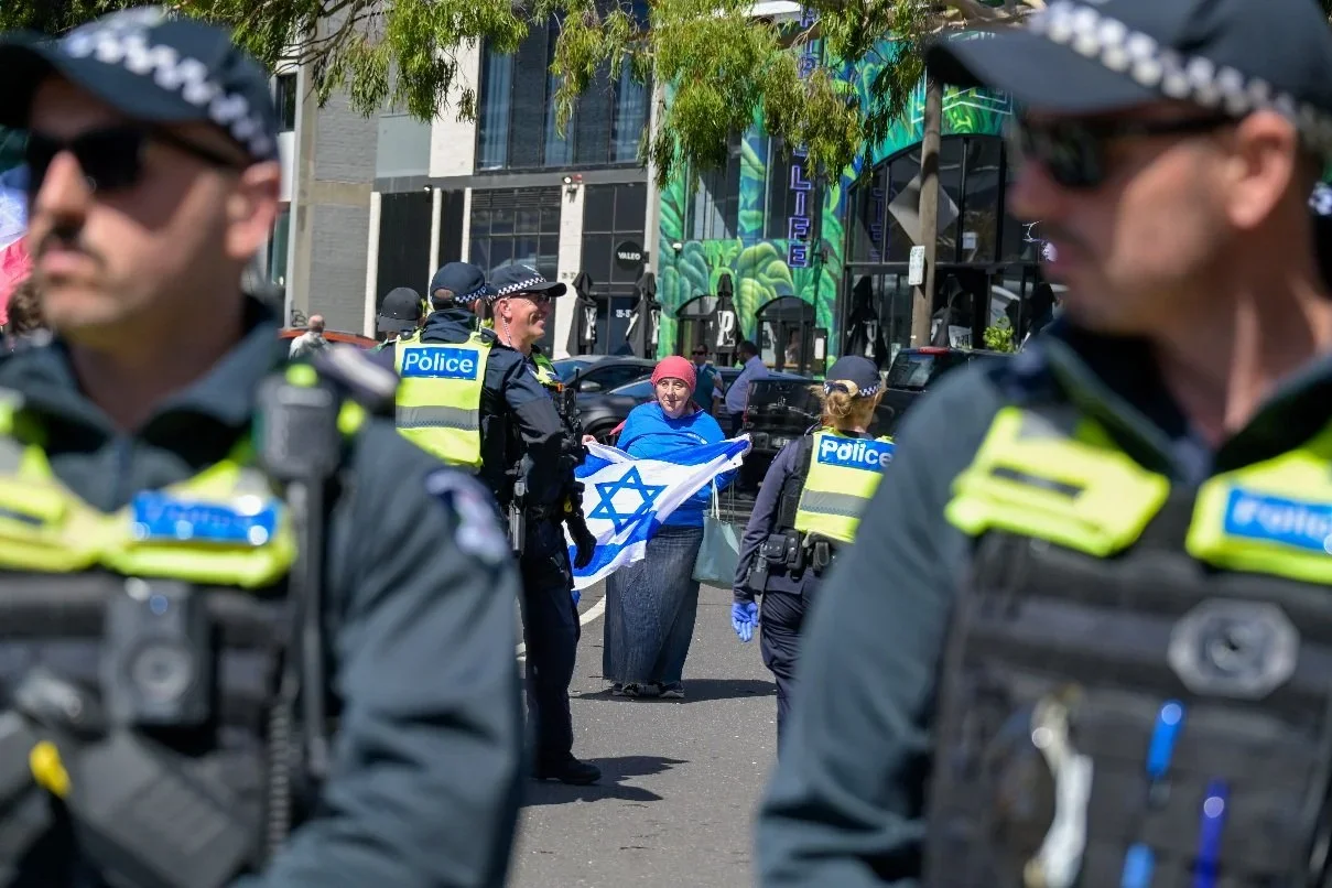 Documentary photograph taken during the Israeli President’s visit to Melbourne on 12 February 2026, capturing protests in Southbank and the CBD, police security measures, and street-level tensions. Photo by Farhad Rajabali | Artssie