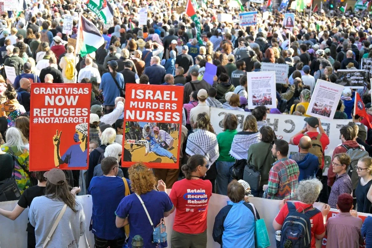 Documentary photograph taken during the Israeli President’s visit to Melbourne on 12 February 2026, capturing protests in Southbank and the CBD, police security measures, and street-level tensions. Photo by Farhad Rajabali | Artssie