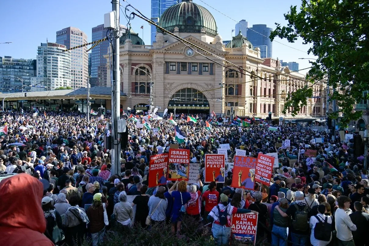 Documentary photograph taken during the Israeli President’s visit to Melbourne on 12 February 2026, capturing protests in Southbank and the CBD, police security measures, and street-level tensions. Photo by Farhad Rajabali | Artssie